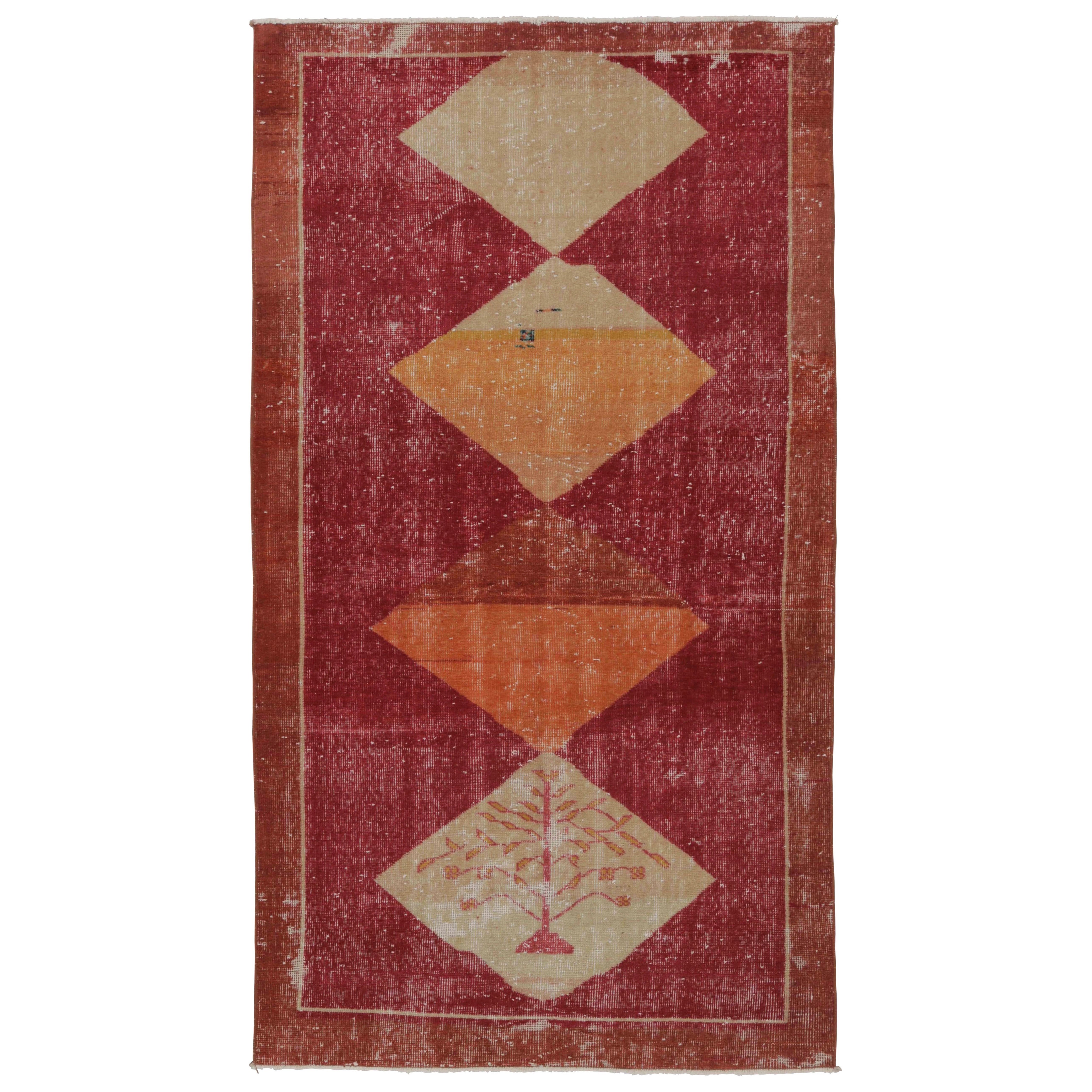 Tapis vintage vieilli en rouge avec médaillons en losange - Rug 
Kilim en vente