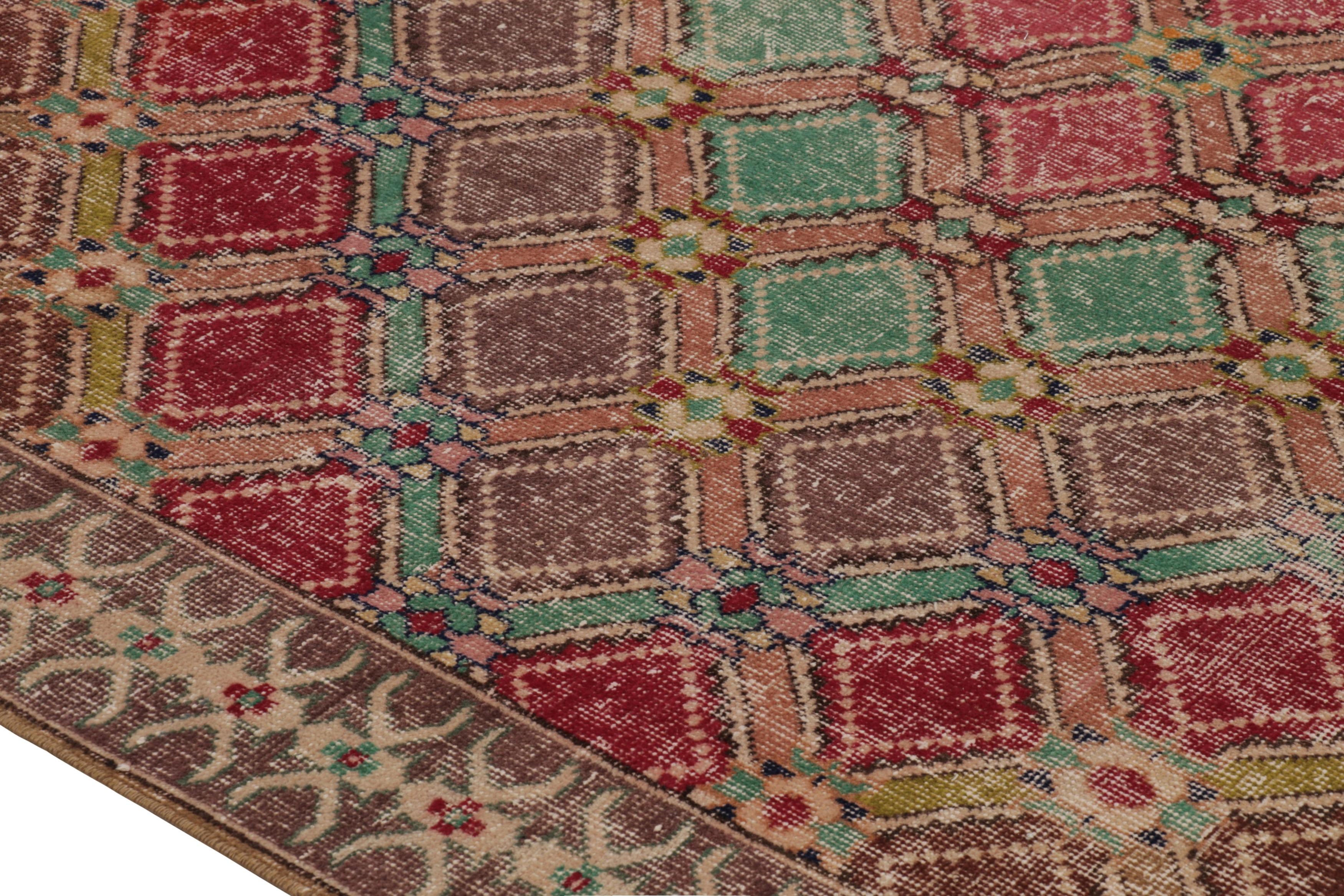  Dieser Vintage-Teppich ist ein 7x11 türkischen distressed Stück, mit handgeknüpfter Wolle circa Mitte des 20. Jahrhunderts gemacht. Er ist eine aufregende neue Ergänzung zu unserer Kollektion von türkischen Teppichen im Used-Look.

Über das