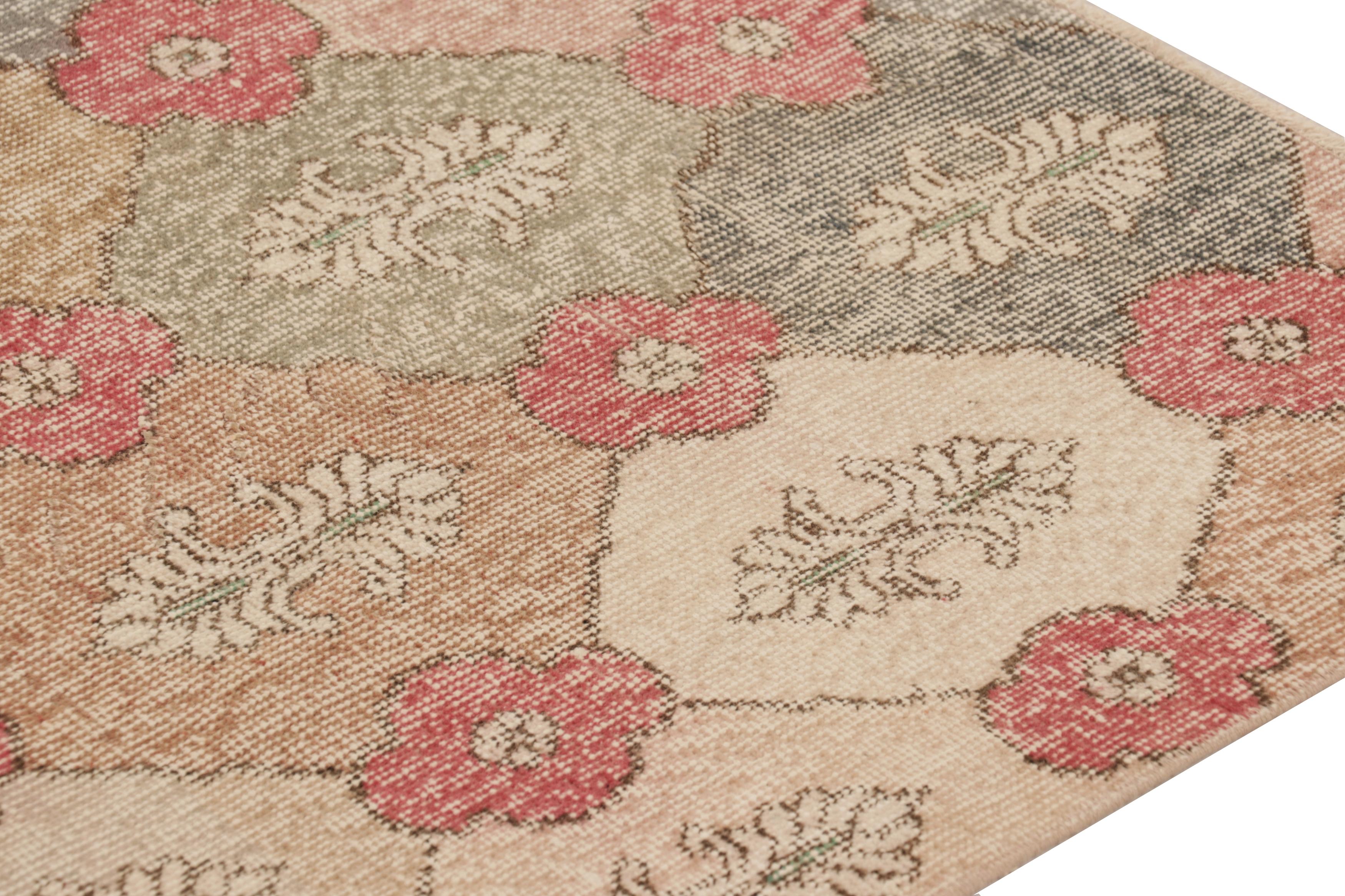 Turc Vintage Distressed Rug, Muted Polychromatic Geometric Floral Motif – Rug & Kilim en vente