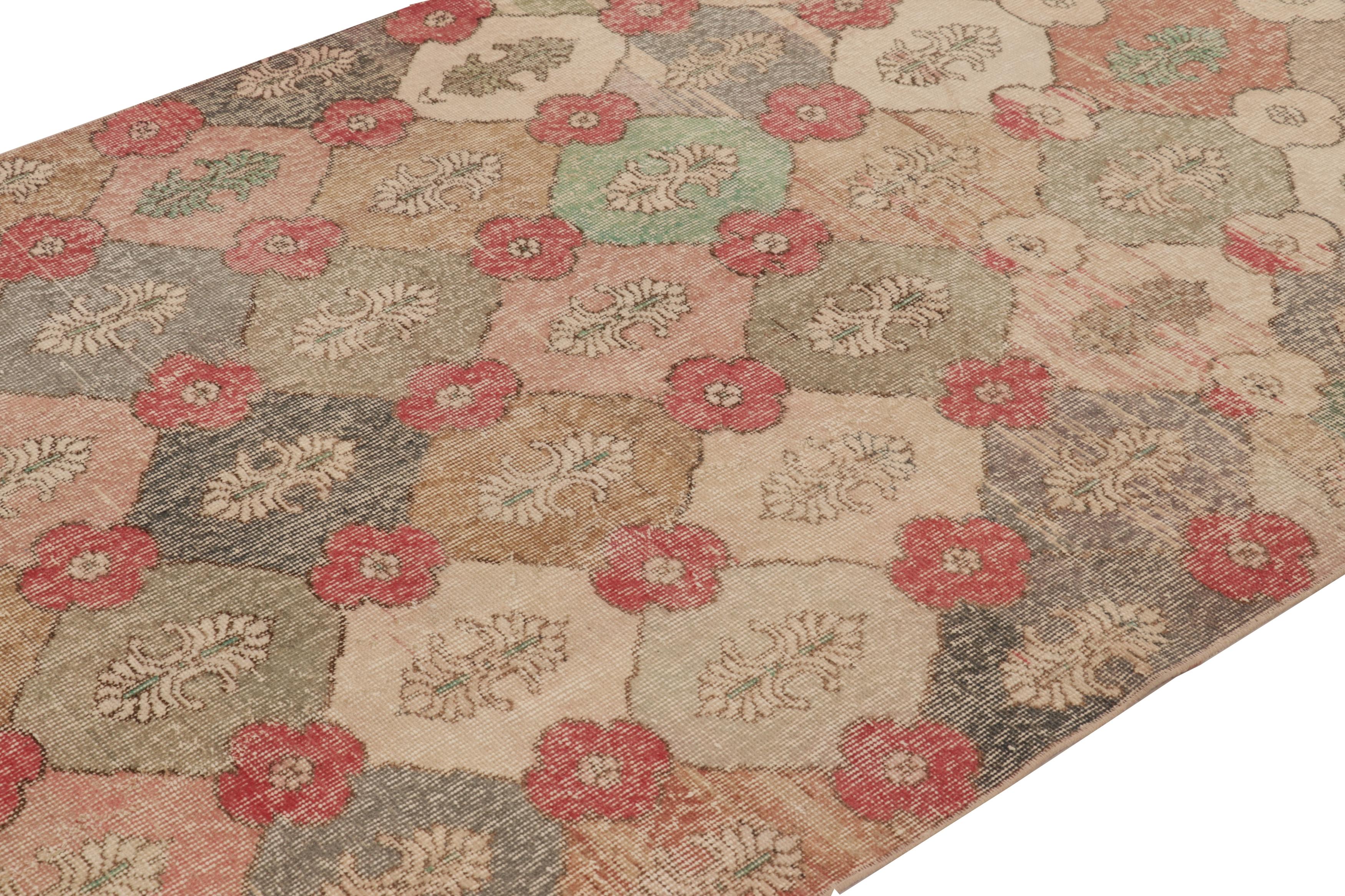 Noué à la main Vintage Distressed Rug, Muted Polychromatic Geometric Floral Motif – Rug & Kilim en vente