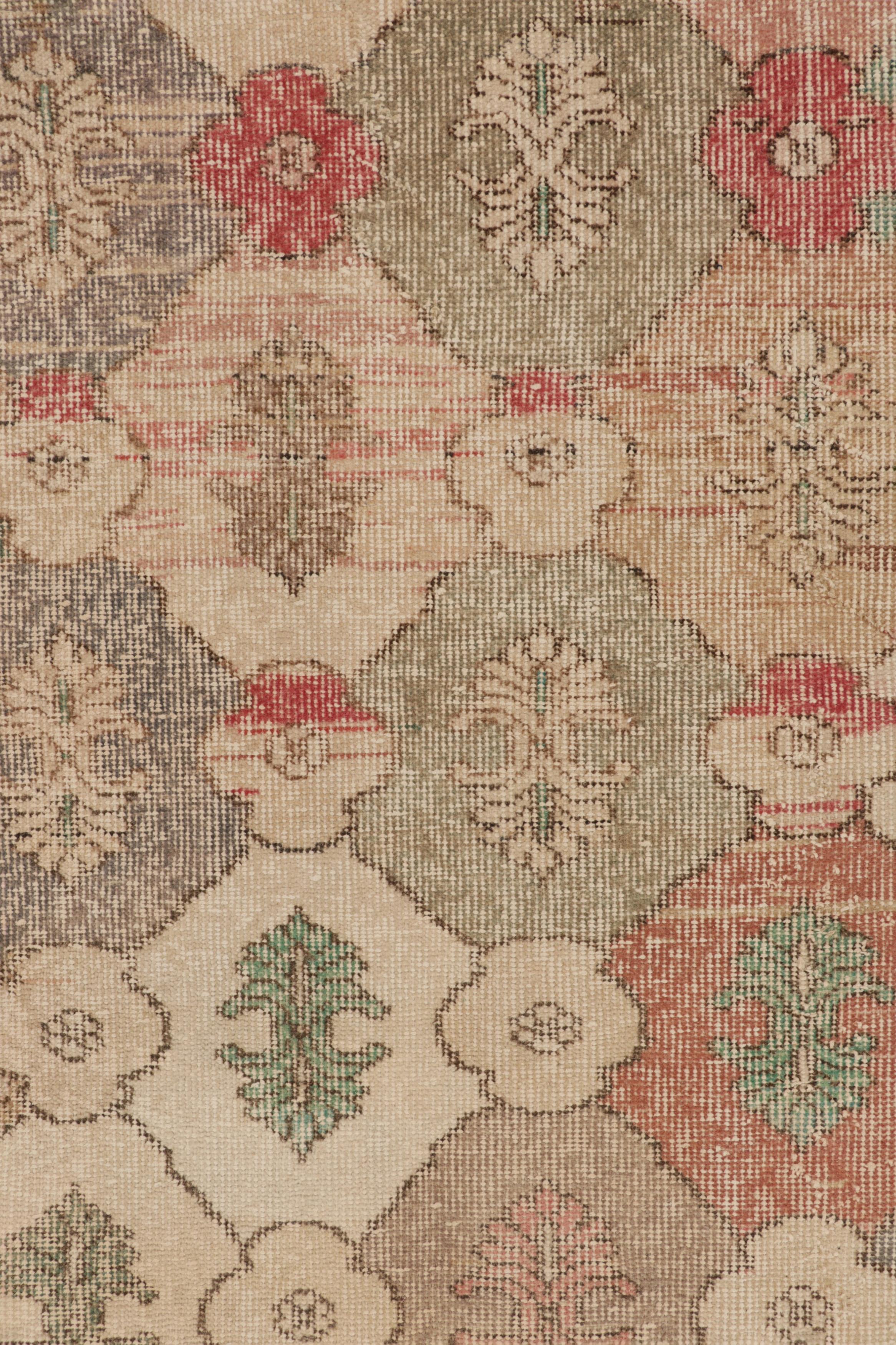 Vintage Distressed Rug, Muted Polychromatic Geometric Floral Motif – Rug & Kilim Bon état - En vente à Long Island City, NY