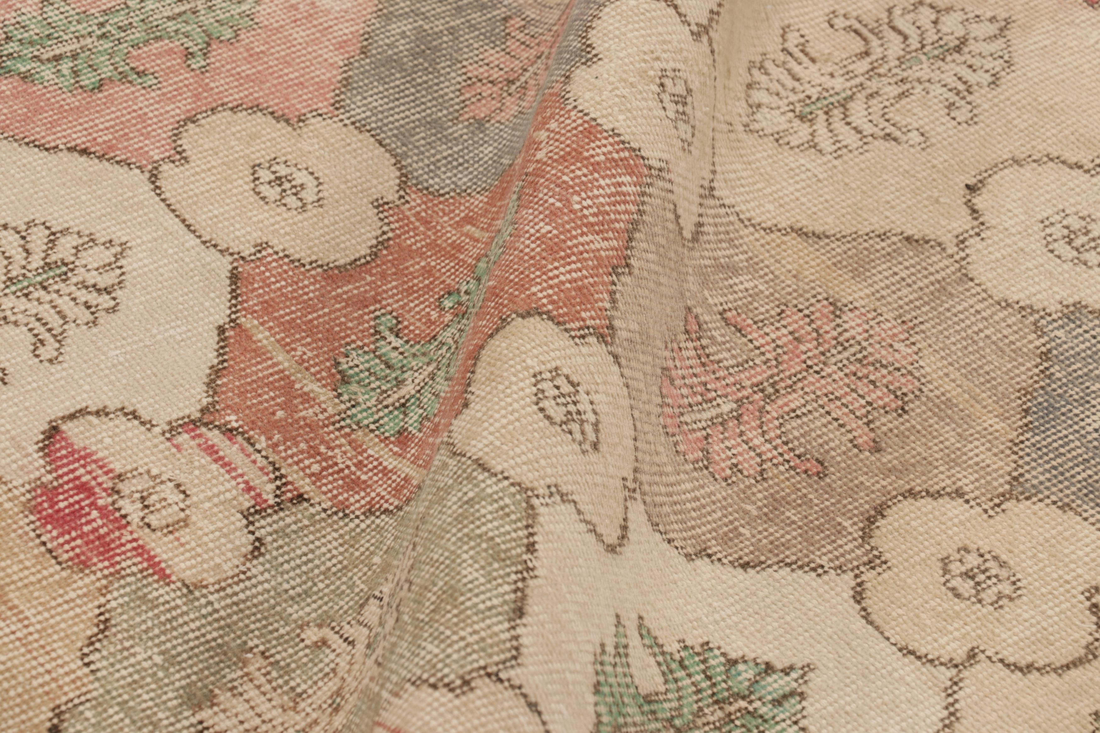 Laine Vintage Distressed Rug, Muted Polychromatic Geometric Floral Motif – Rug & Kilim en vente