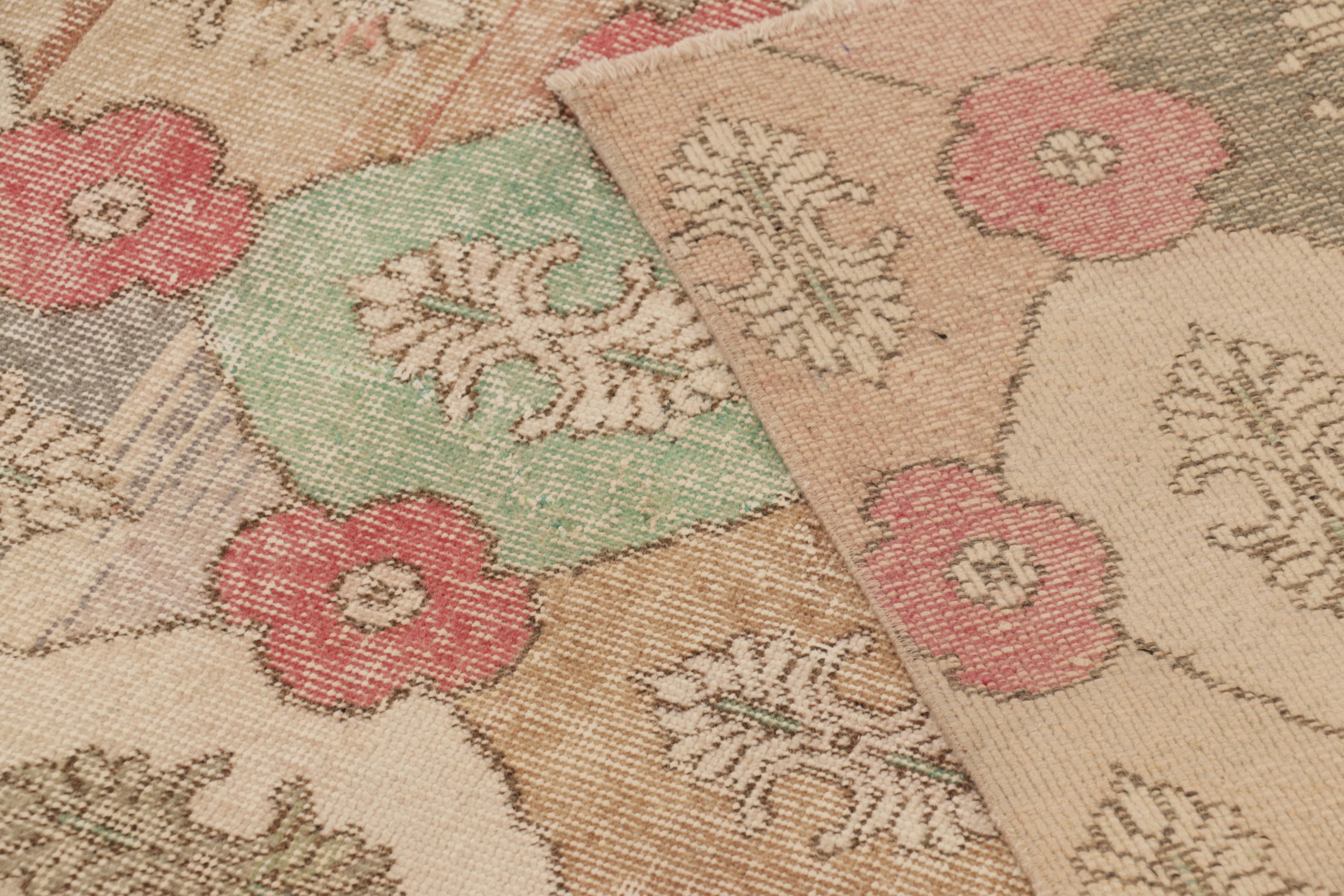 Vintage Distressed Rug, Muted Polychromatic Geometric Floral Motif – Rug & Kilim en vente 1