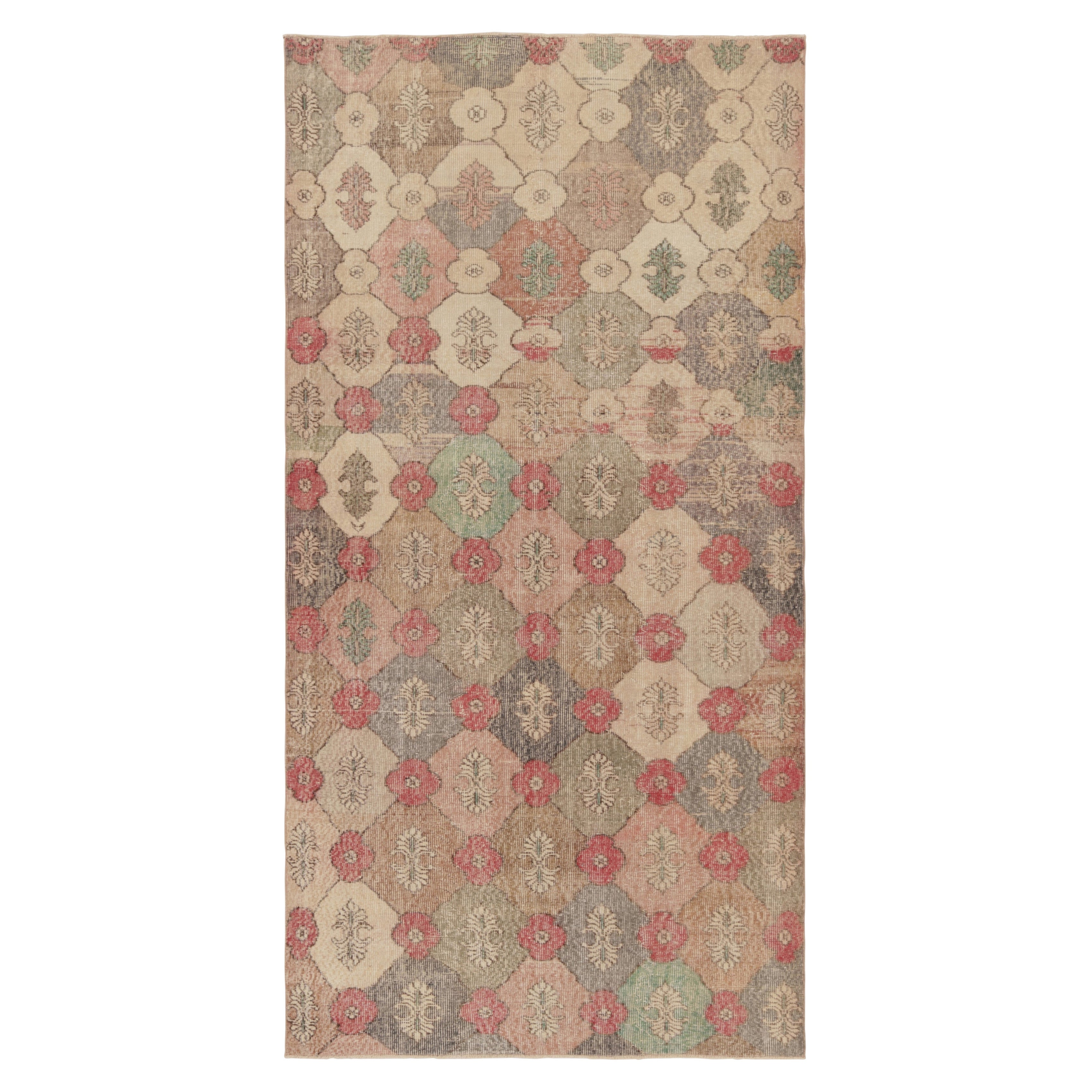 Vintage Distressed Rug, Muted Polychromatic Geometric Floral Motif – Rug & Kilim en vente