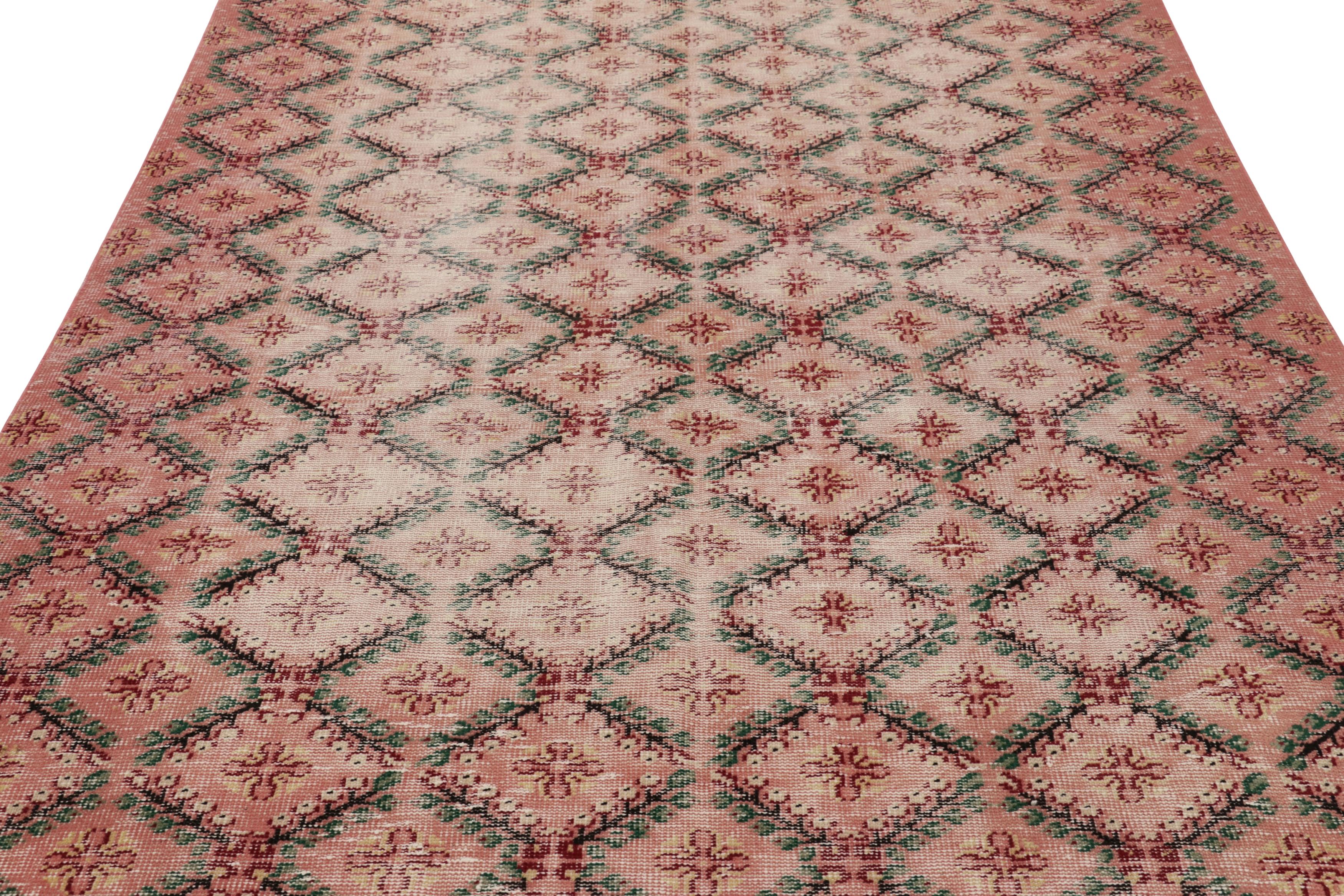 Dieser Vintage-Teppich ist ein 6x10 türkischen notleidenden Stück, mit handgeknüpfter Wolle circa Mitte des 20. Jahrhunderts gemacht. Er ist ein aufregender Neuzugang in unserer Kollektion von türkischen Läufern in Notlage.

Über das