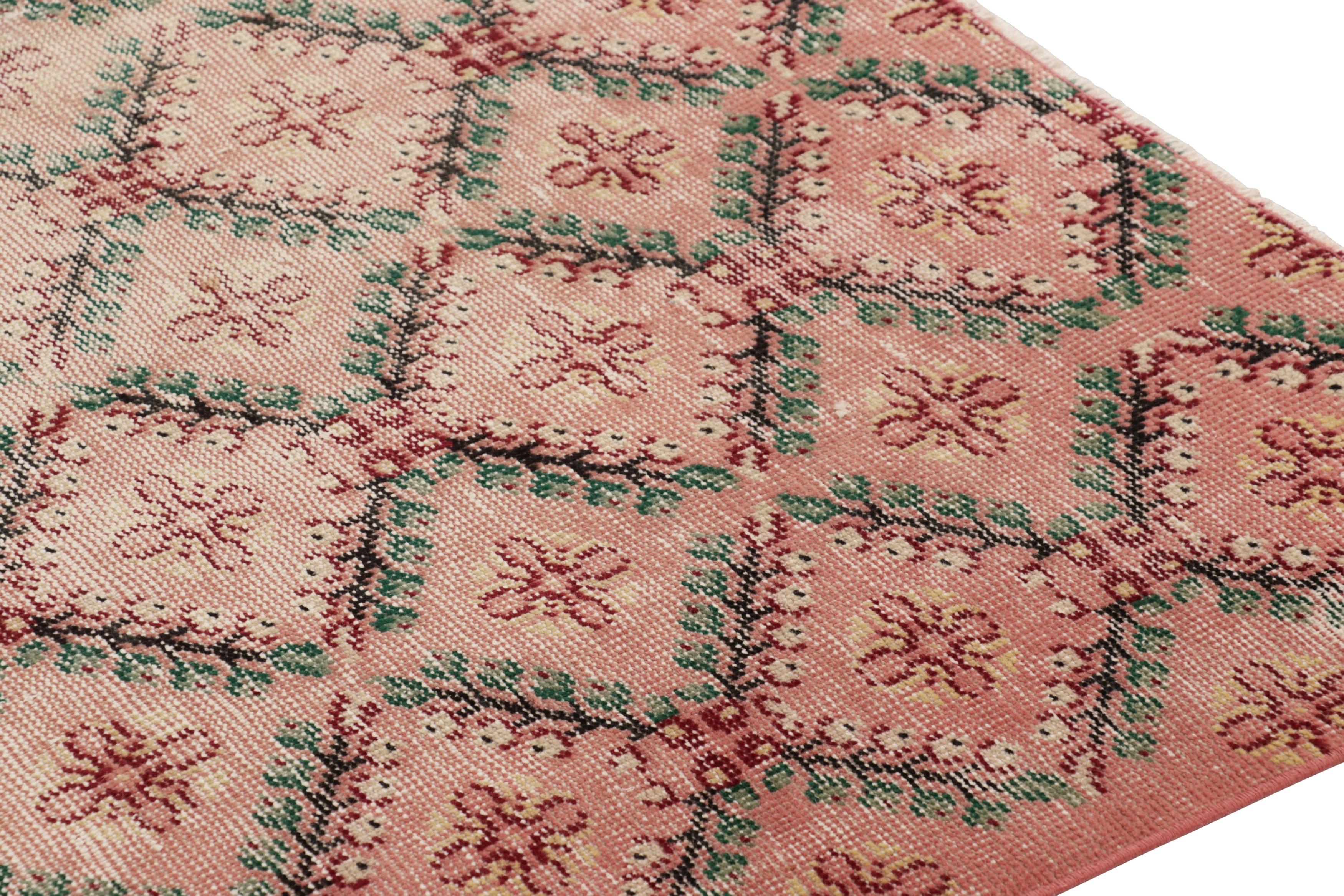 Vintage Distressed Rug, Rosa und Grün Geometrisches Blumenmuster - Rug & Kilim (Türkisch) im Angebot