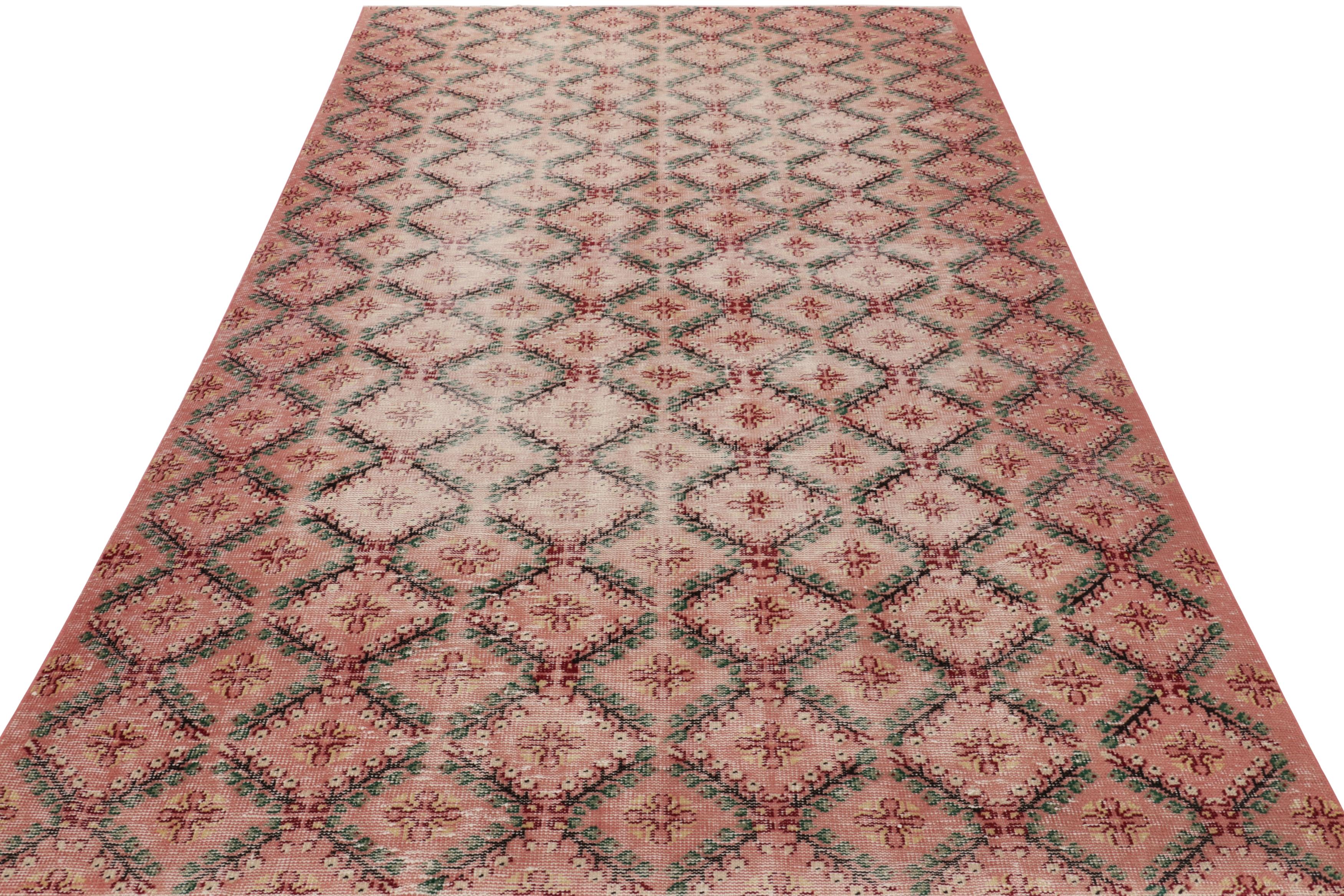 Vintage Distressed Rug, Rosa und Grün Geometrisches Blumenmuster - Rug & Kilim (Handgeknüpft) im Angebot