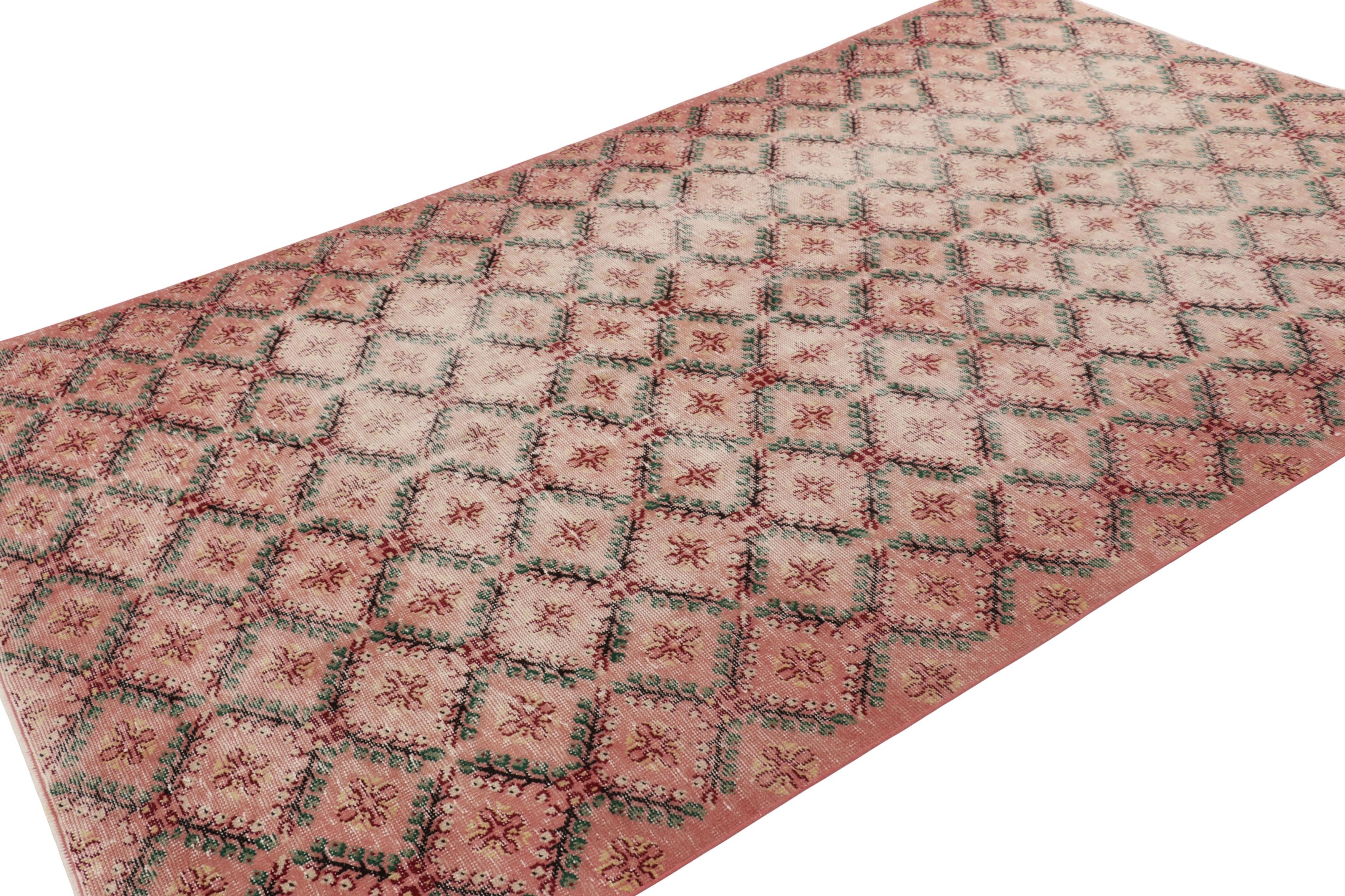 Vintage Distressed Rug, Rosa und Grün Geometrisches Blumenmuster - Rug & Kilim im Zustand „Gut“ im Angebot in Long Island City, NY