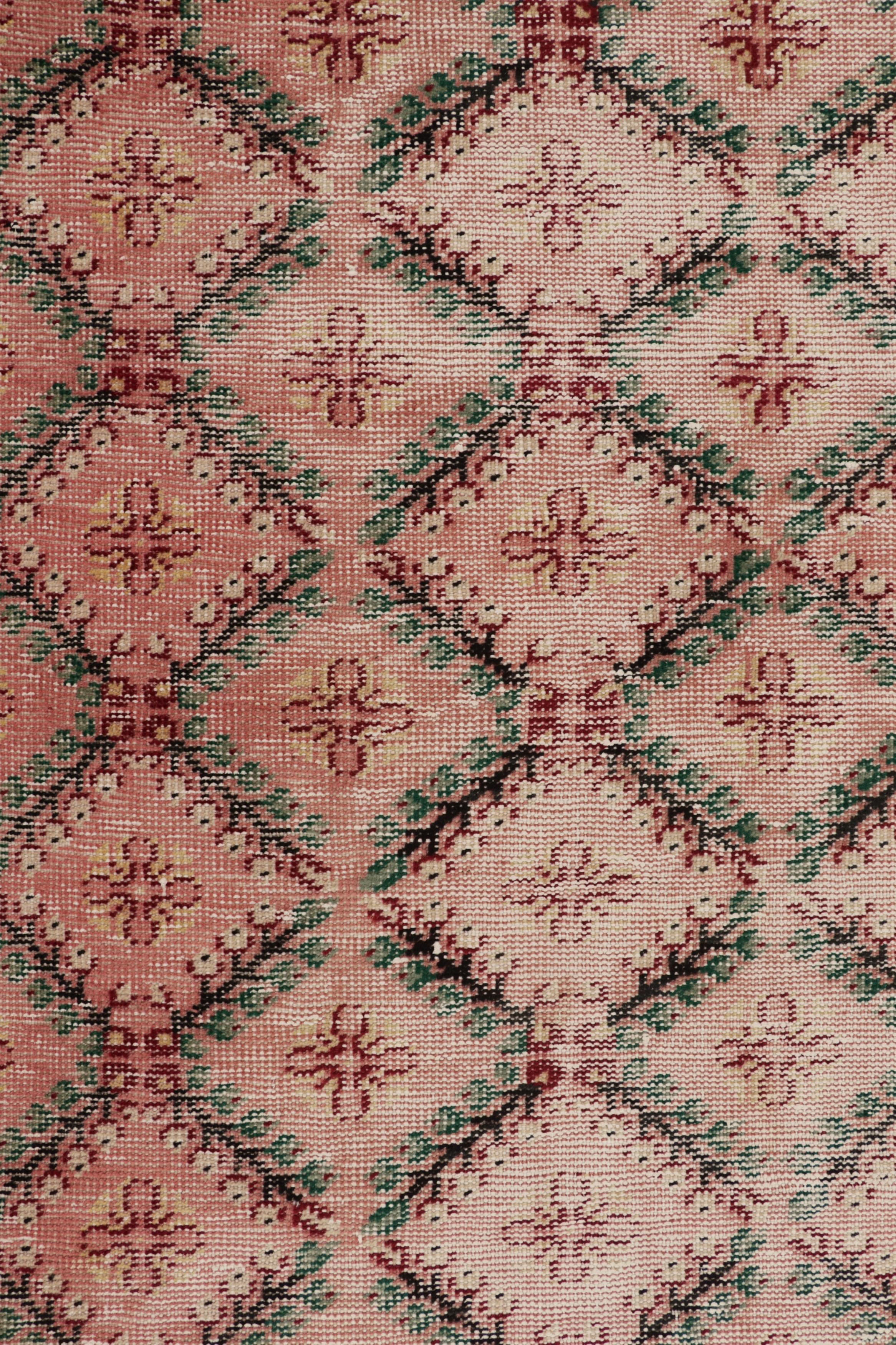 Vintage Distressed Rug, Rosa und Grün Geometrisches Blumenmuster - Rug & Kilim (Mitte des 20. Jahrhunderts) im Angebot