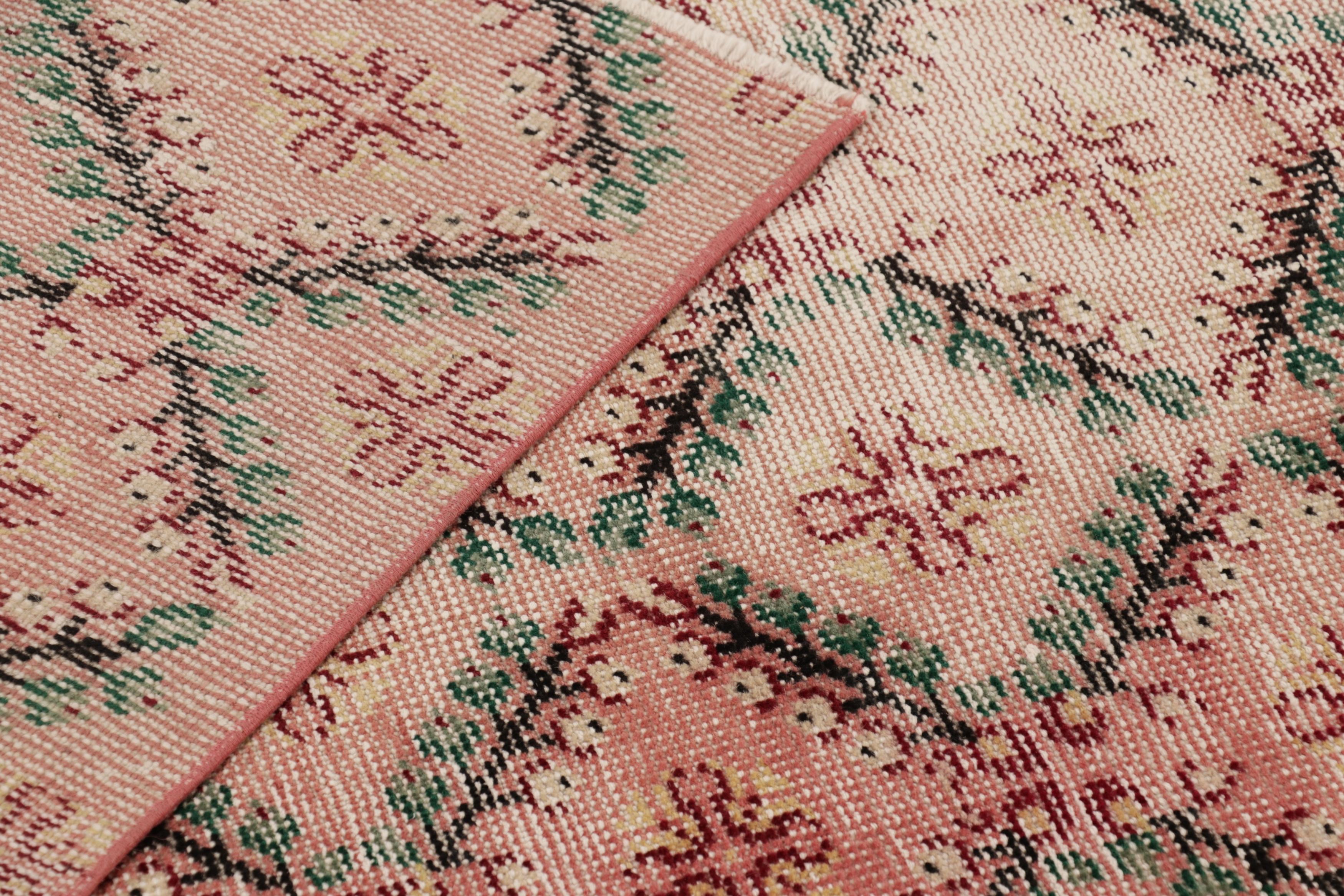 Vintage Distressed Rug, Rosa und Grün Geometrisches Blumenmuster - Rug & Kilim (Wolle) im Angebot