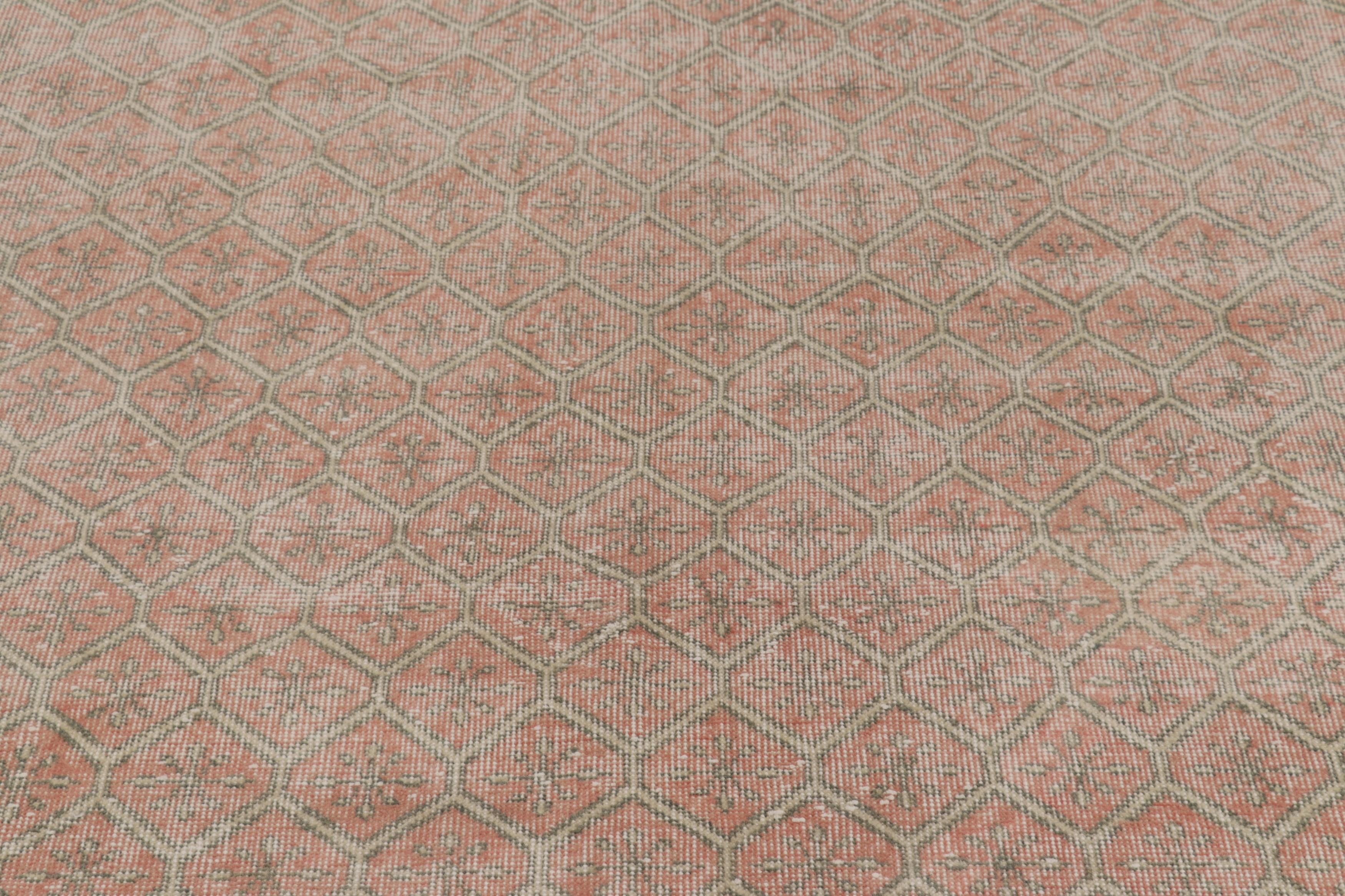 Dieser Vintage-Teppich ist ein 7x11 türkischen distressed Stück, mit handgeknüpfter Wolle circa Mitte des 20. Jahrhunderts gemacht. Er ist eine aufregende neue Ergänzung zu unserer Kollektion von türkischen Teppichen im Used-Look.

Über das Design: