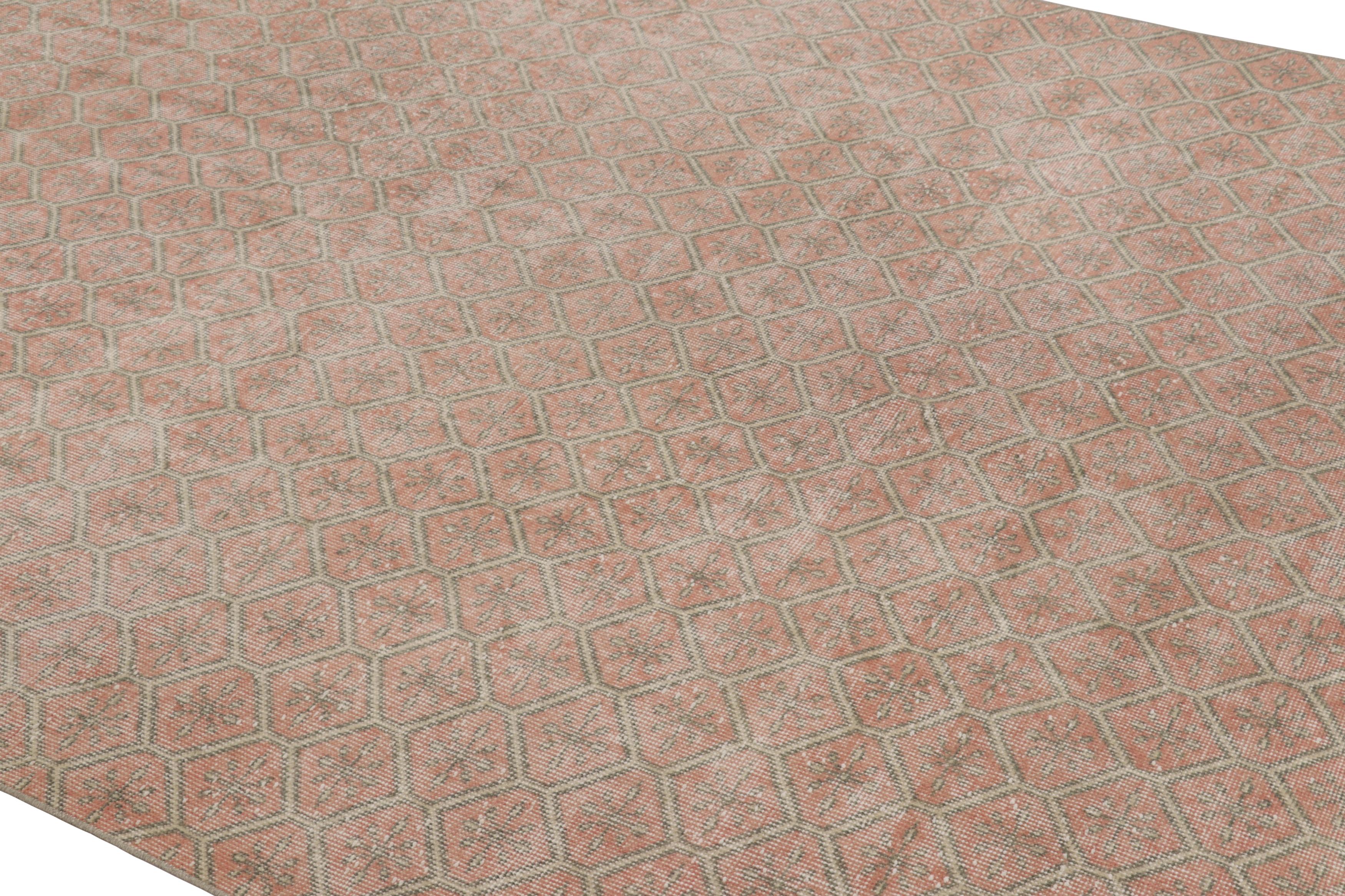 Vintage Distressed Rug, Pink & Beige mit geometrischem Rautenmuster - Rug & Kili (Türkisch) im Angebot