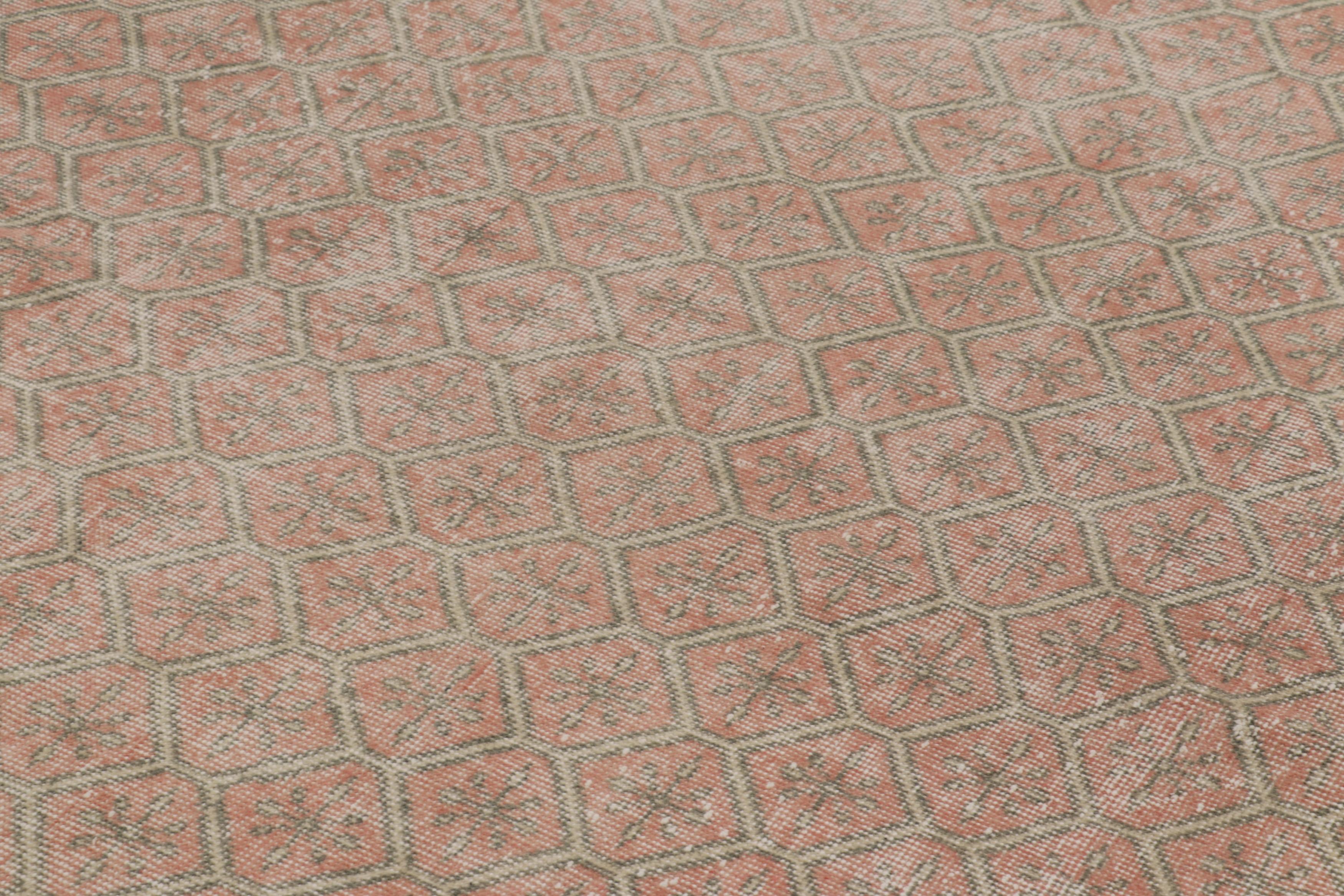 Vintage Distressed Rug, Pink & Beige mit geometrischem Rautenmuster - Rug & Kili (Handgeknüpft) im Angebot