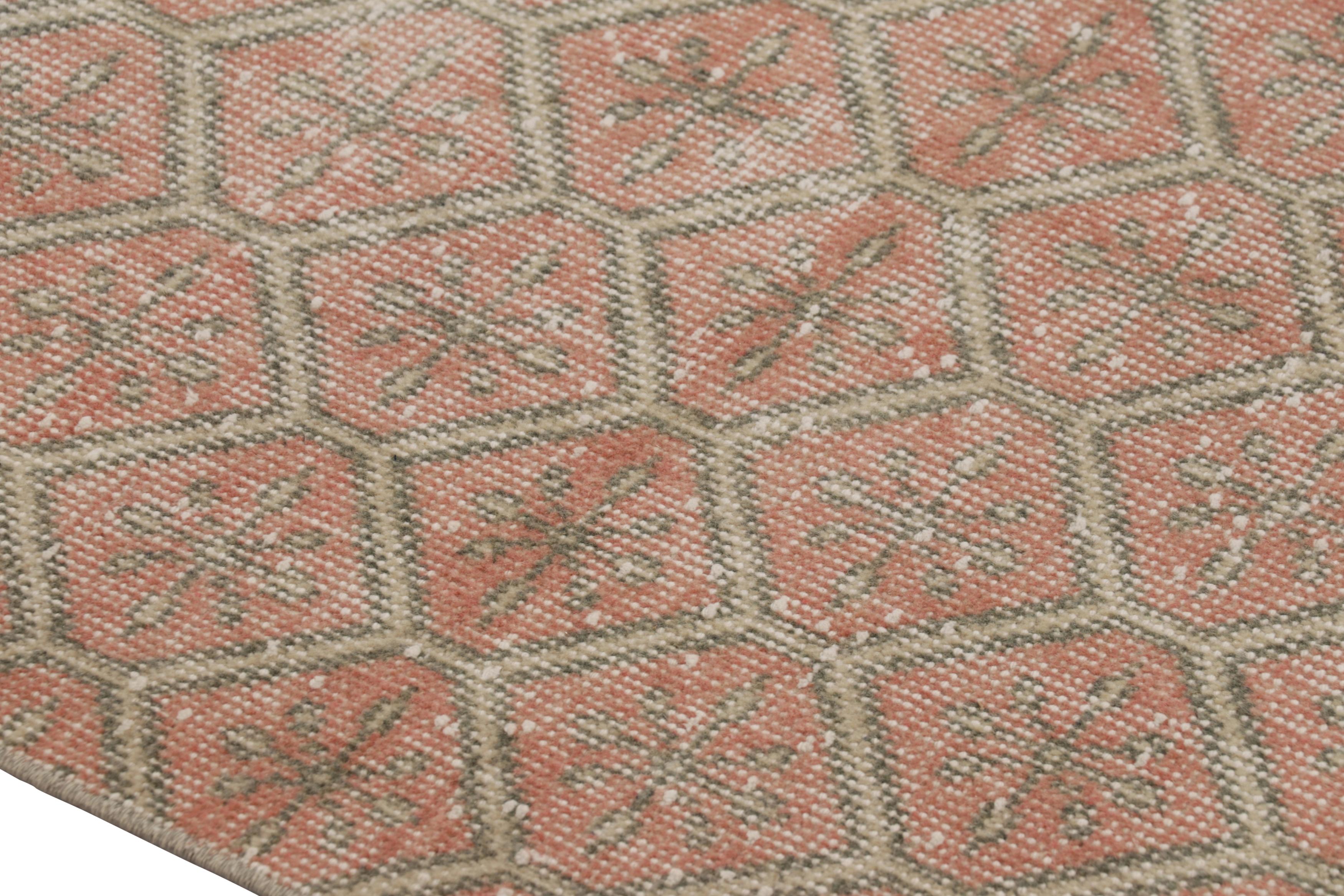 Vintage Distressed Rug, Pink & Beige mit geometrischem Rautenmuster - Rug & Kili im Zustand „Gut“ im Angebot in Long Island City, NY