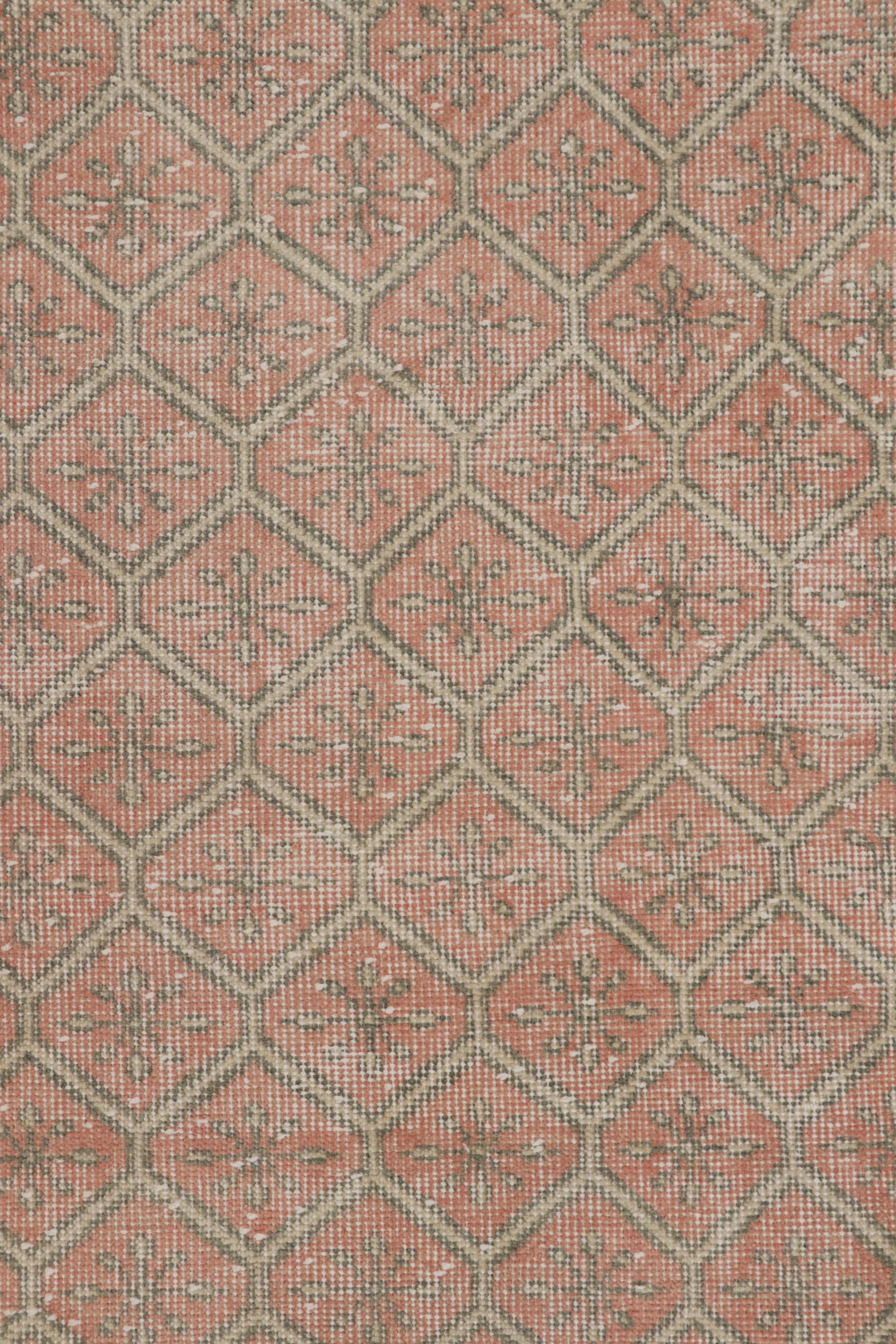 Vintage Distressed Rug, Pink & Beige mit geometrischem Rautenmuster - Rug & Kili (Mitte des 20. Jahrhunderts) im Angebot