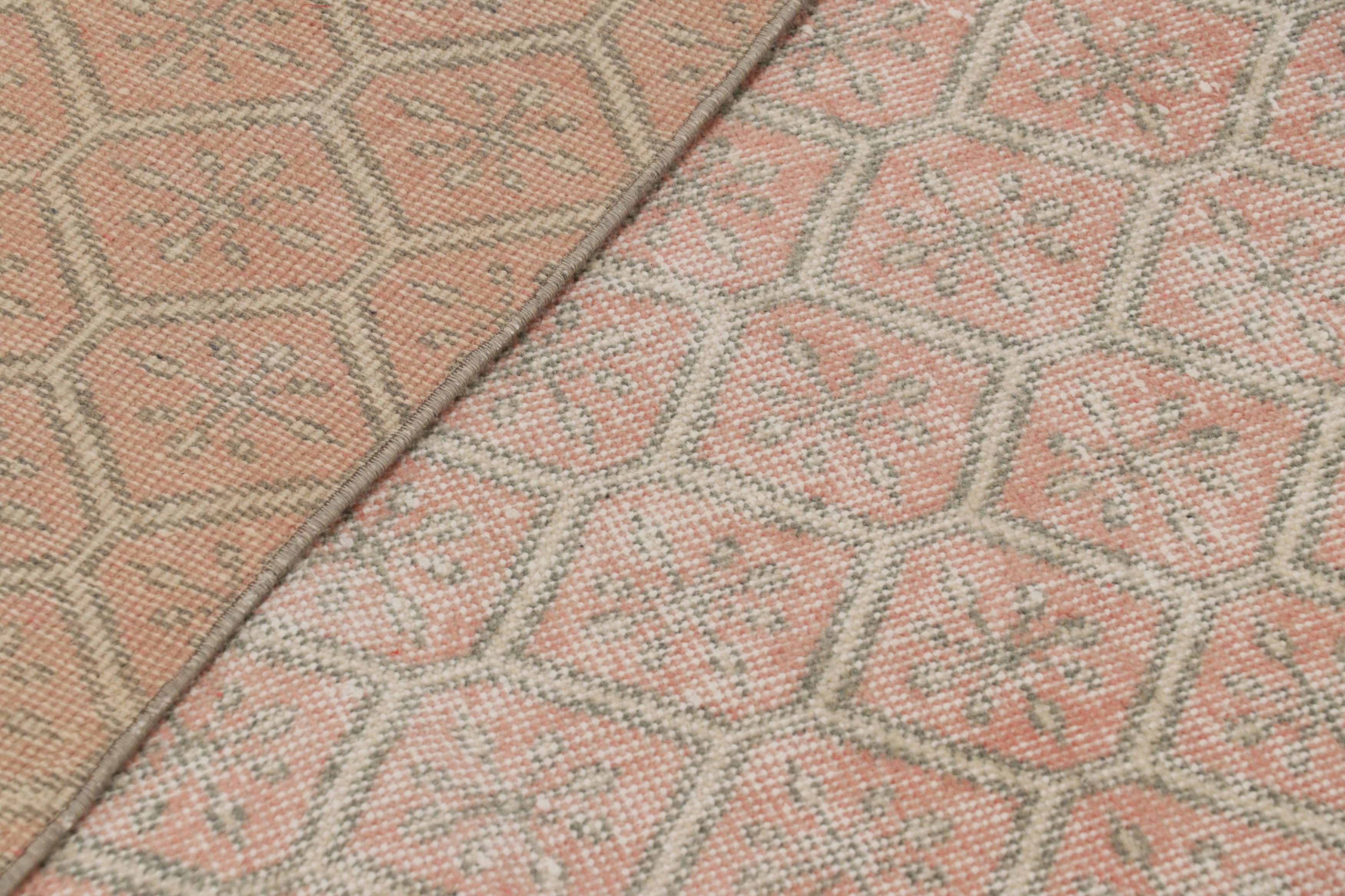 Vintage Distressed Rug, Pink & Beige mit geometrischem Rautenmuster - Rug & Kili im Angebot 1