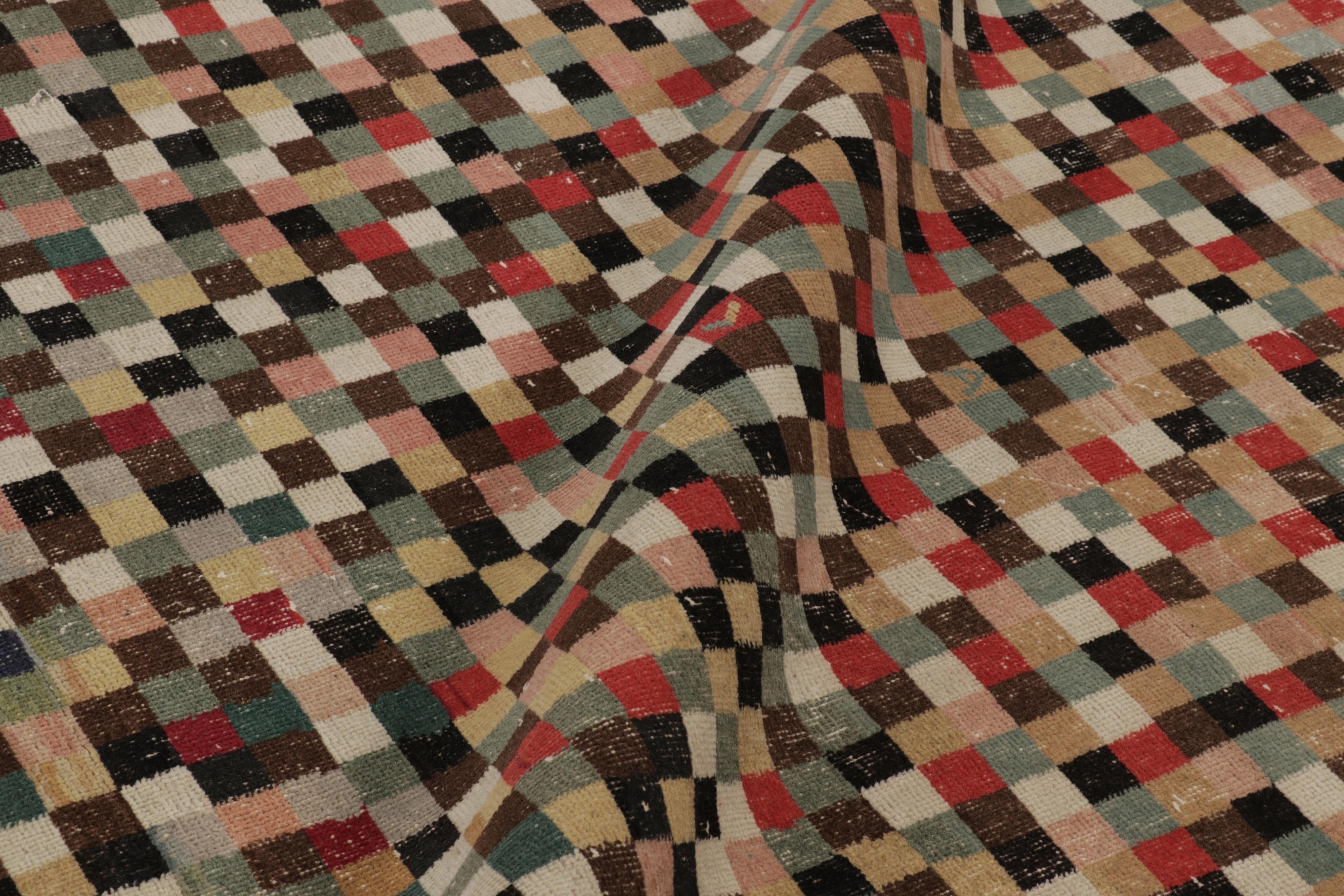 Vintage Distressed Rug, Polychromatic Checkered Pattern - Rug & Kilim In Good Condition For Sale In Long Island City, NY