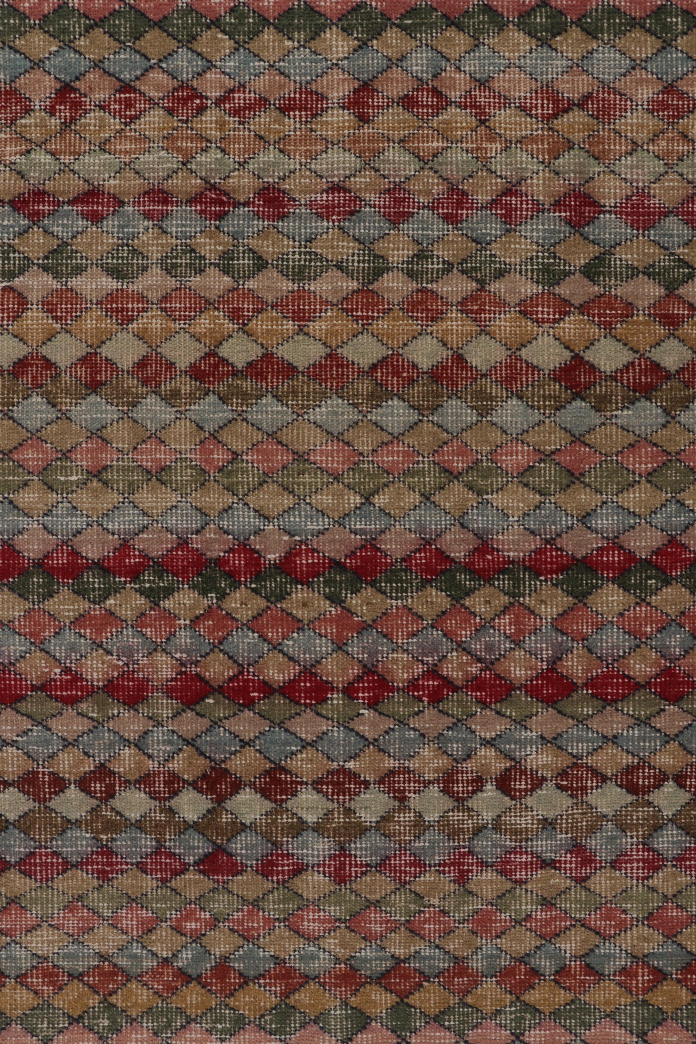 Vintage Distressed Rug, Polychromatic Diamond Geometric Pattern - Rug & Kilim In Good Condition For Sale In Long Island City, NY
