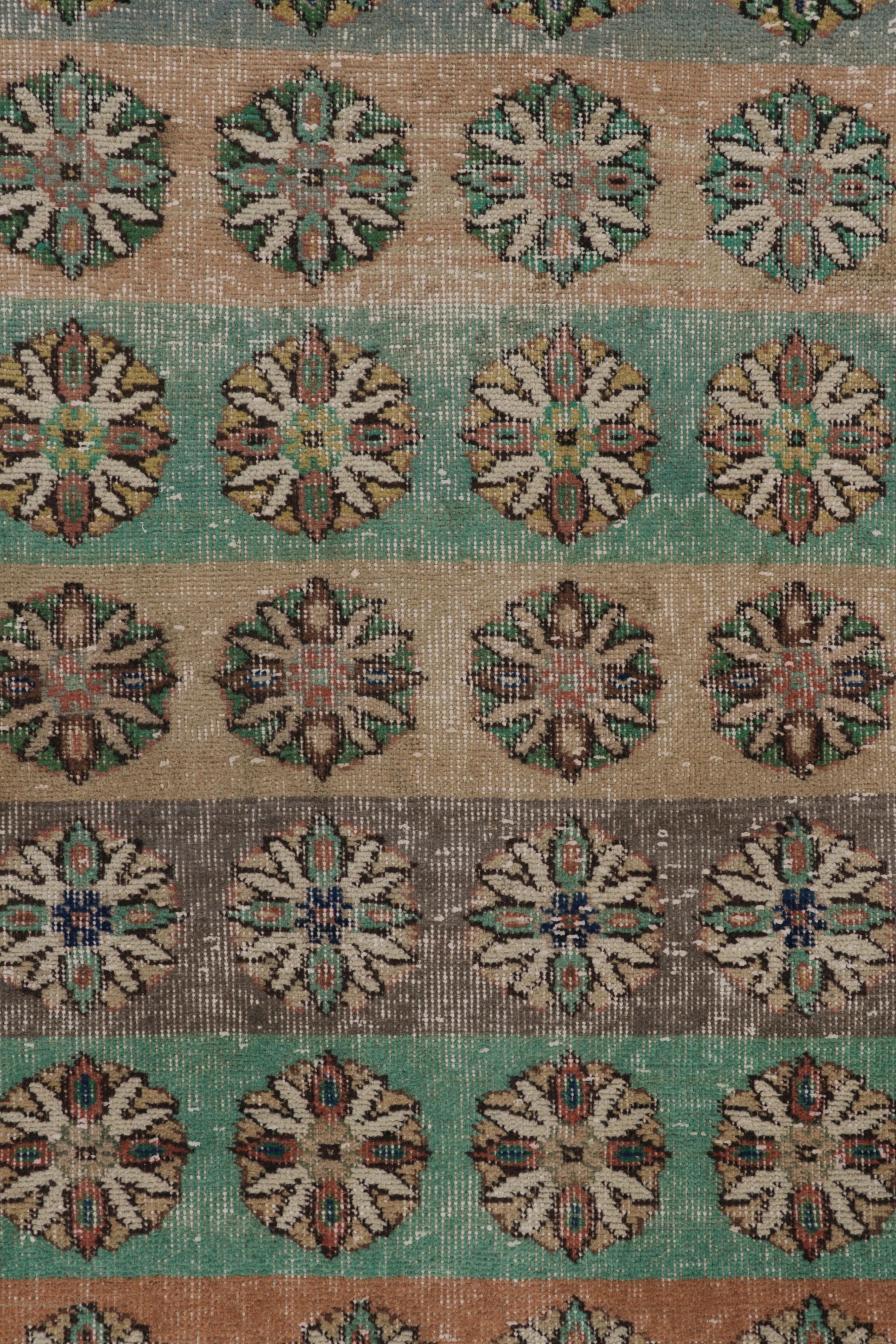 Vintage Distressed Rug, Polychromatic Geometric Floral Motifs - Rug & Kilim In Good Condition For Sale In Long Island City, NY