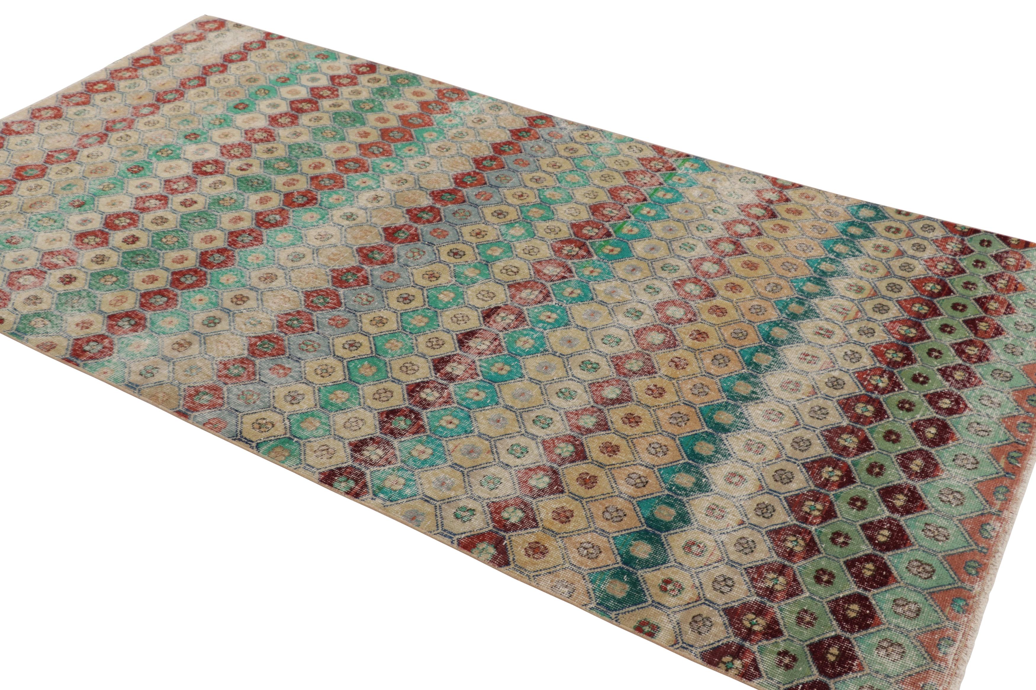 Vintage Distressed Rug, Polychromatic Hexagon Geometric Design- Rug & Kilim In Good Condition For Sale In Long Island City, NY