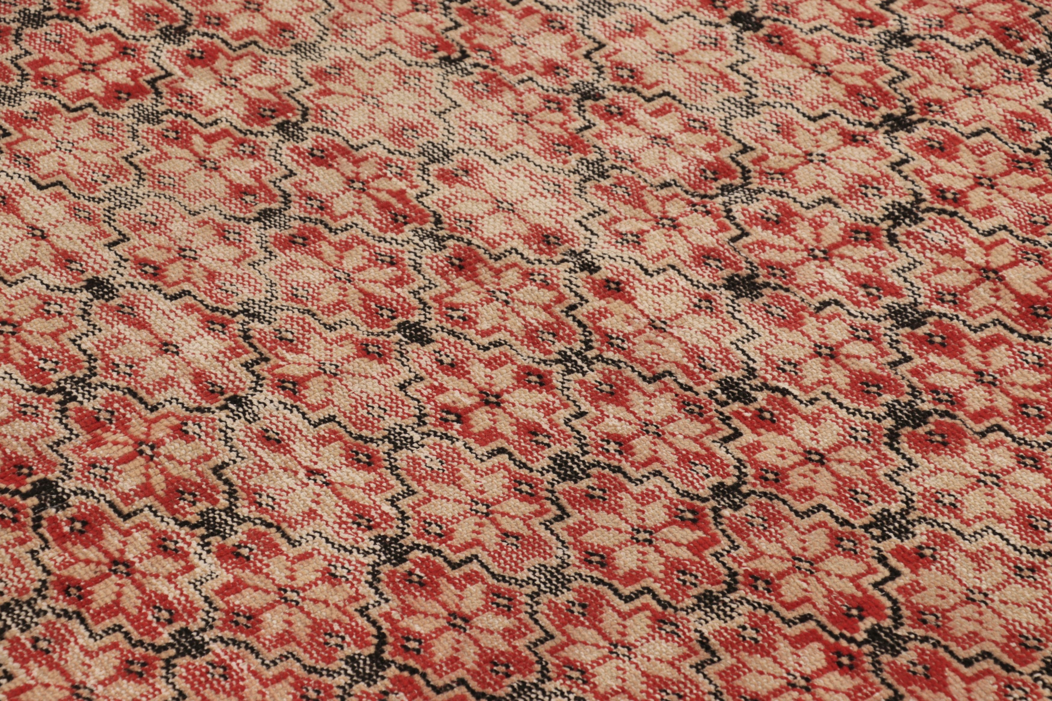 Annodato a mano Tappeto vintage con motivo geometrico rosso e beige - Rug & Kilim in vendita