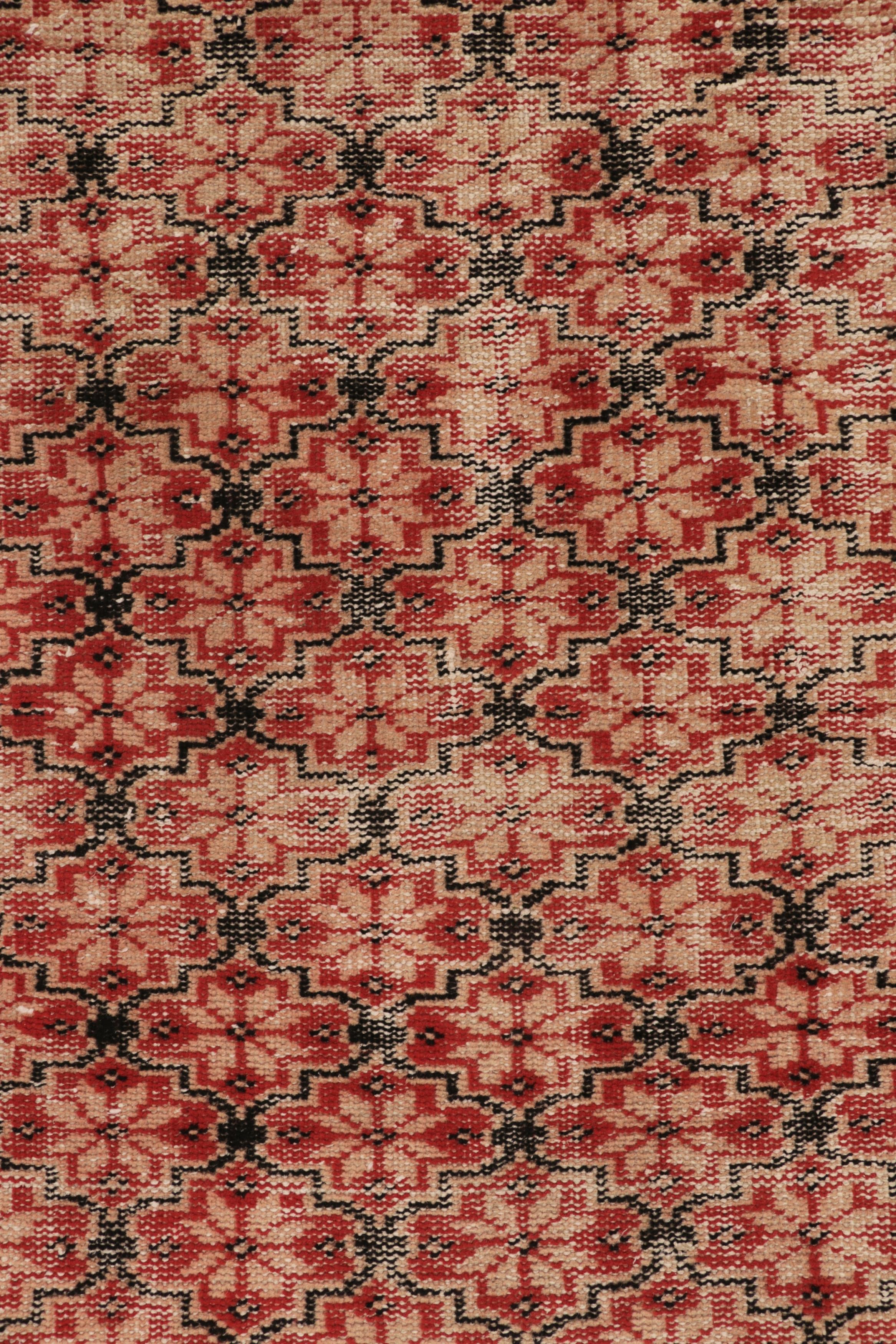 Tappeto vintage con motivo geometrico rosso e beige - Rug & Kilim In condizioni buone in vendita a Long Island City, NY