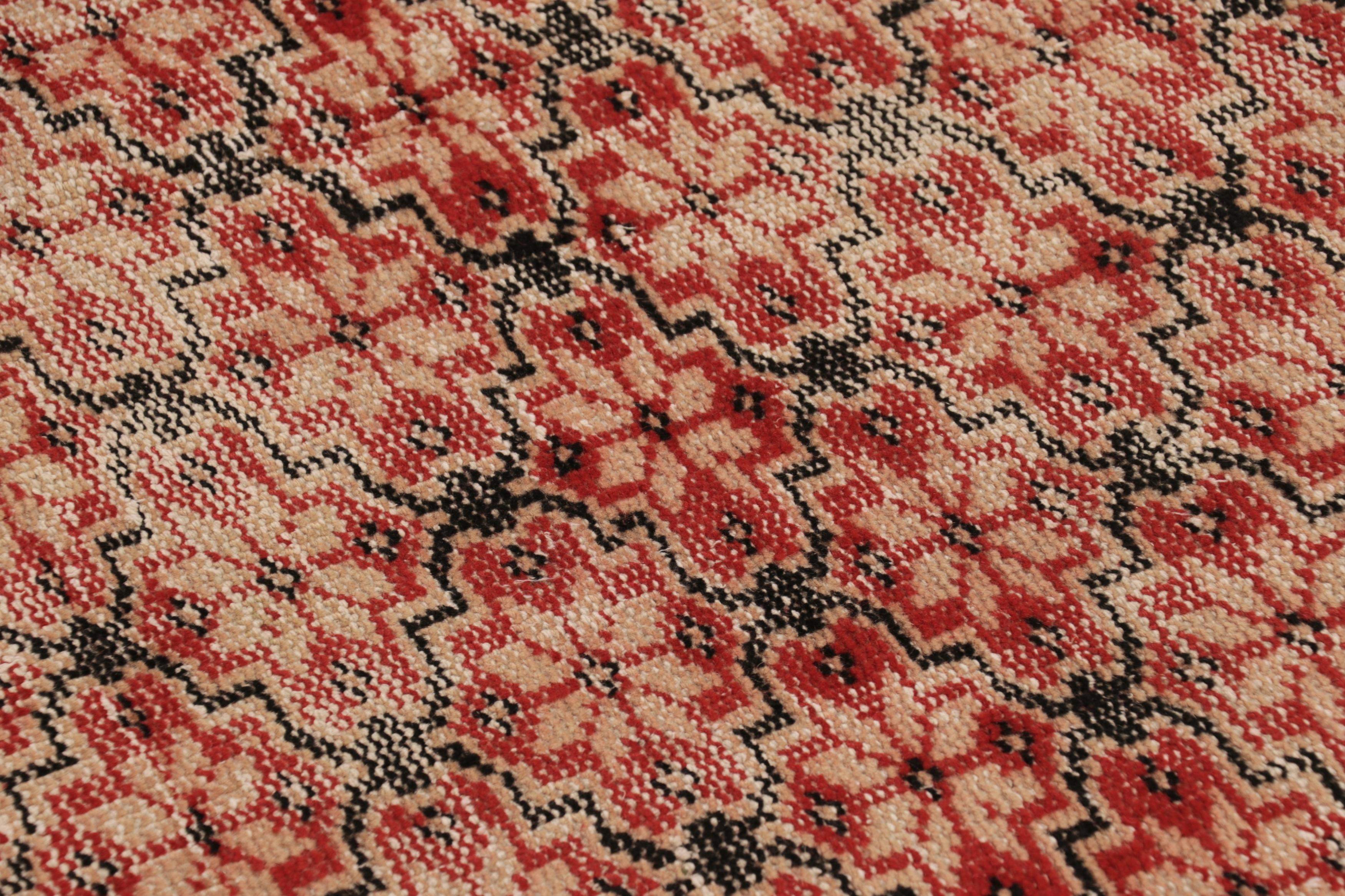 Metà XX secolo Tappeto vintage con motivo geometrico rosso e beige - Rug & Kilim in vendita