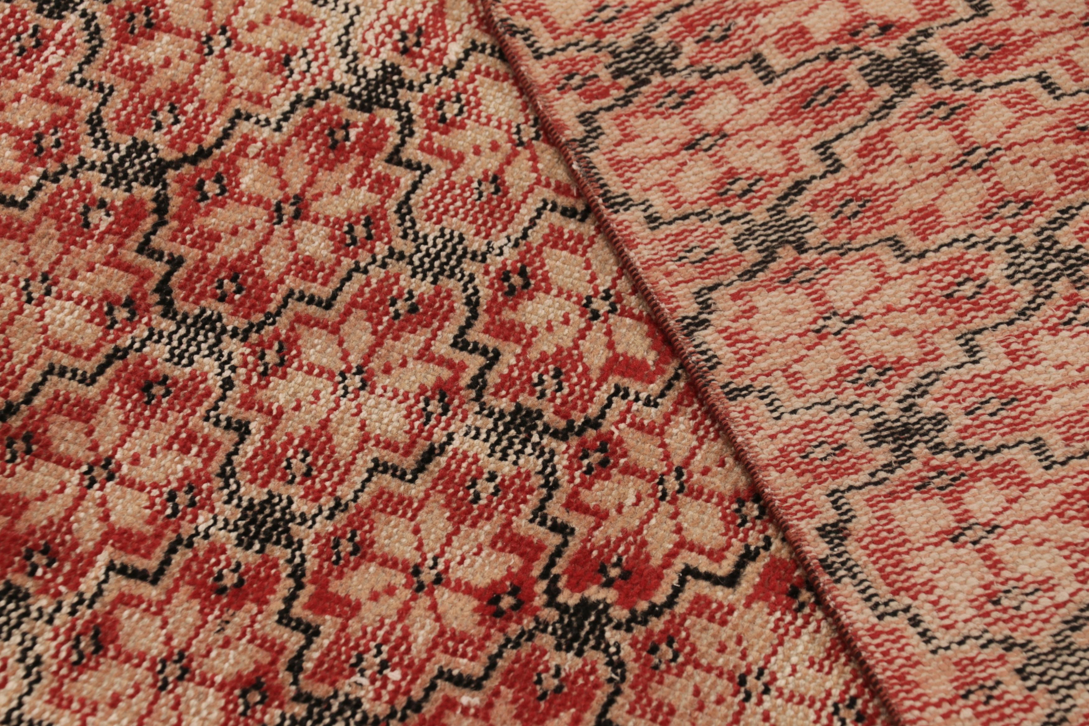 Tappeto vintage con motivo geometrico rosso e beige - Rug & Kilim in vendita 1