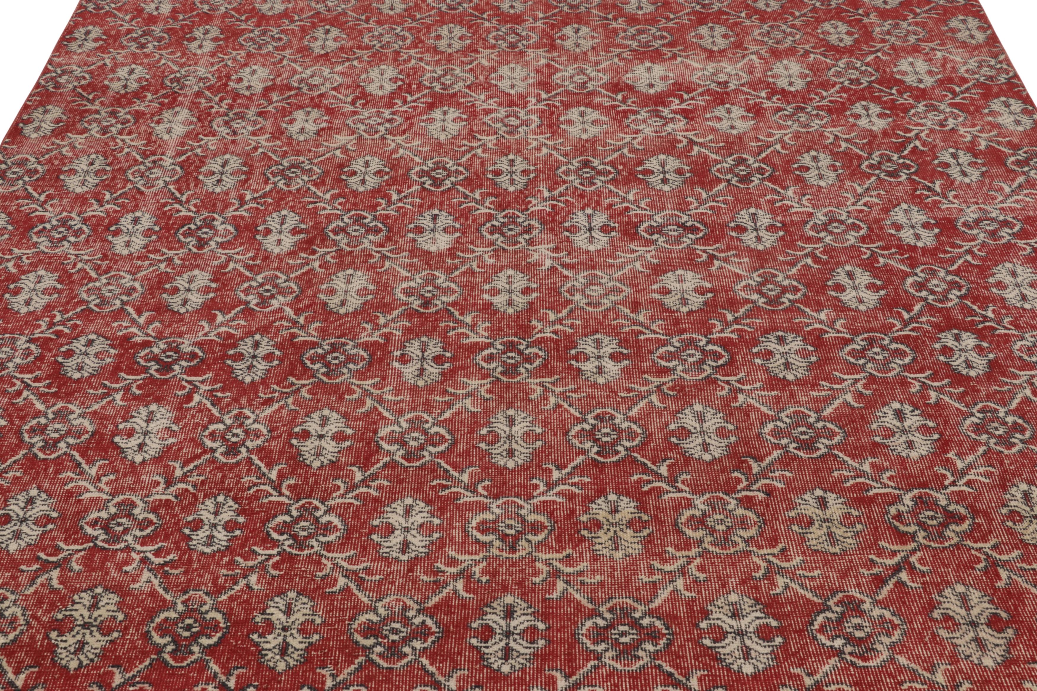 Dieser Vintage-Teppich ist ein 7x11 türkischen distressed Stück, mit handgeknüpfter Wolle circa Mitte des 20. Jahrhunderts gemacht. Er ist eine aufregende neue Ergänzung unserer Kollektion türkischer Teppiche. 

Über das Design:

Bewunderer des