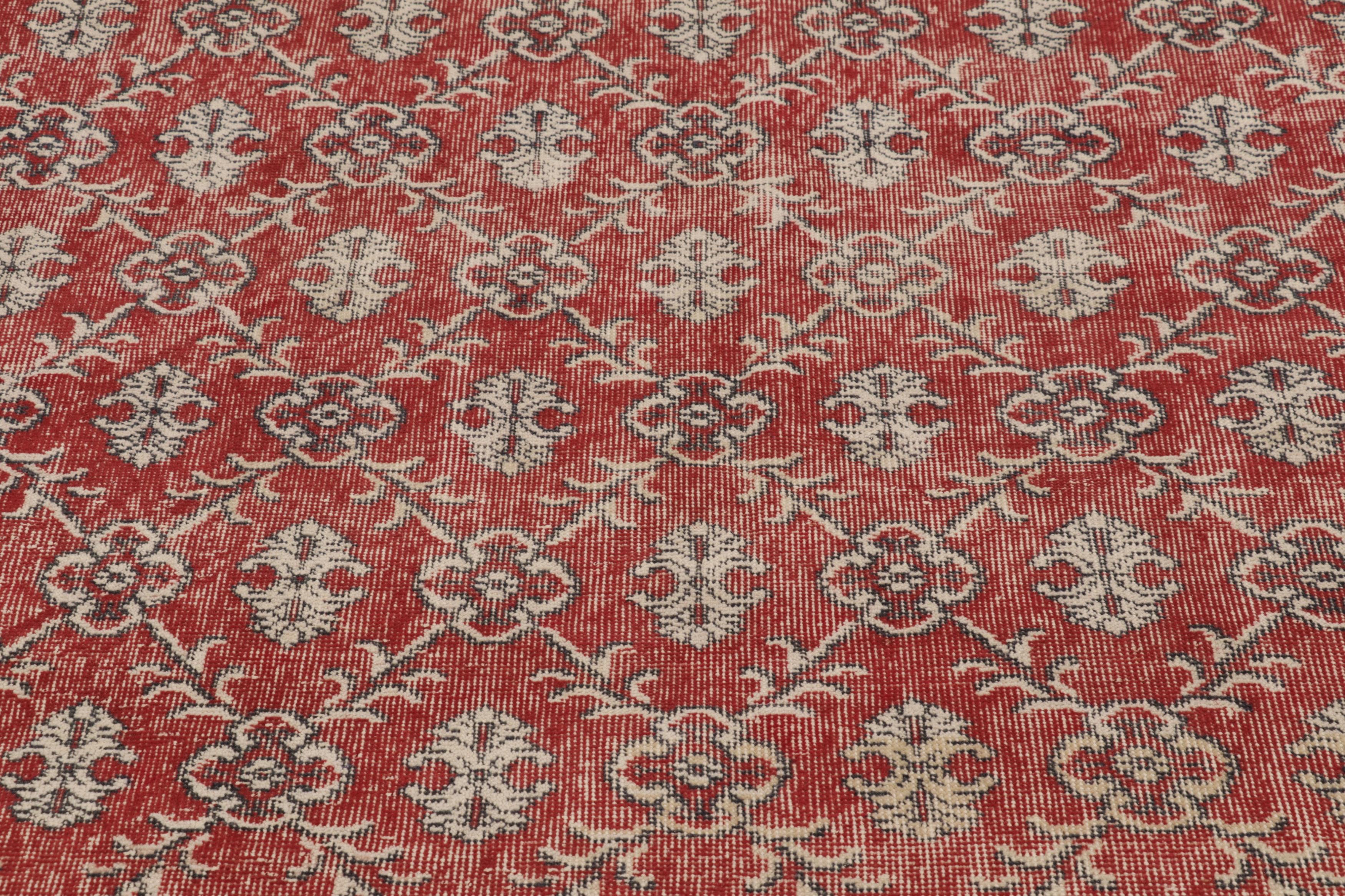Vintage Distressed Rug, Rot mit weißen Blumengittern - Rug & Kilim (Türkisch) im Angebot