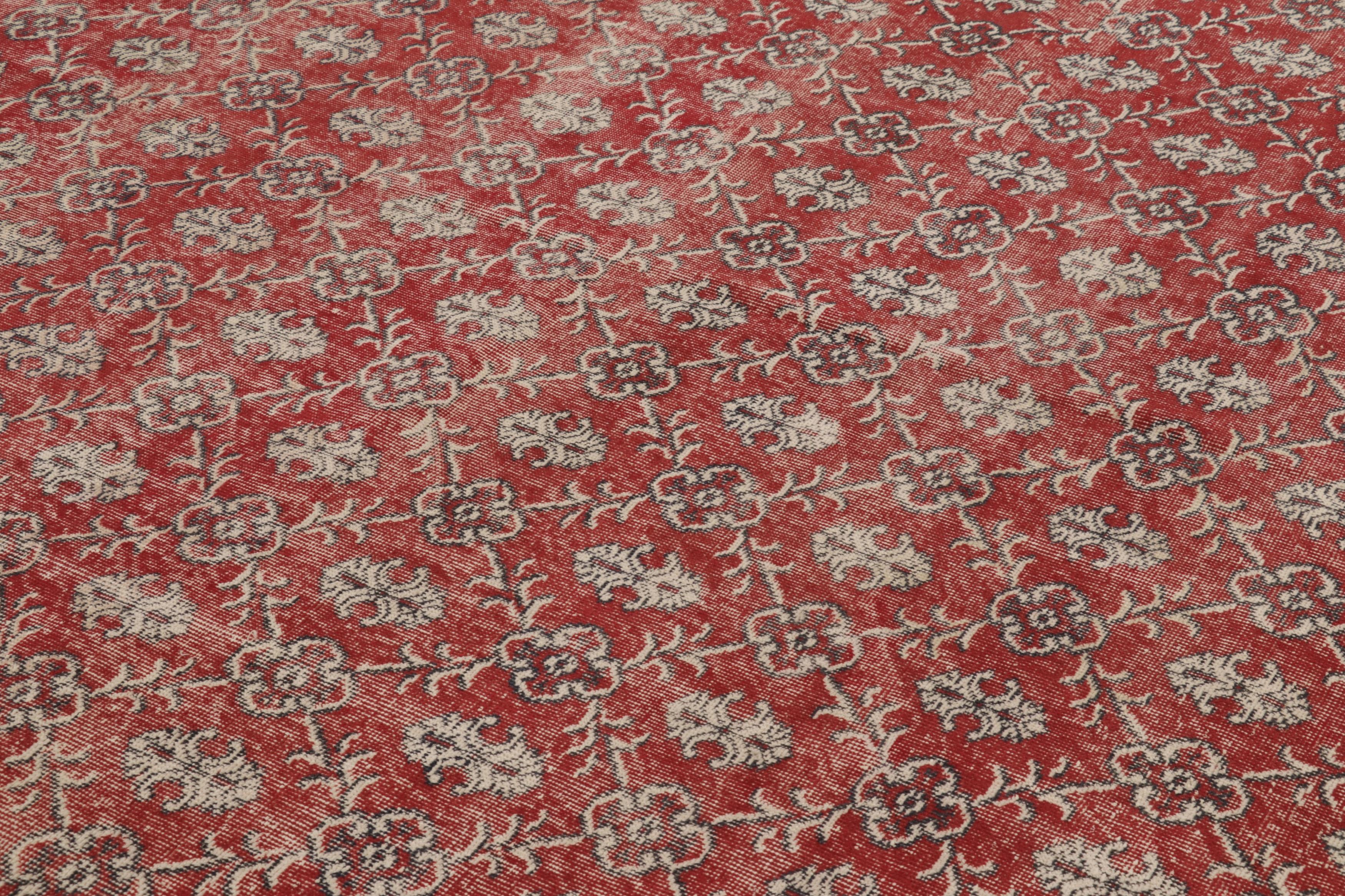 Vintage Distressed Rug, Rot mit weißen Blumengittern - Rug & Kilim (Handgeknüpft) im Angebot
