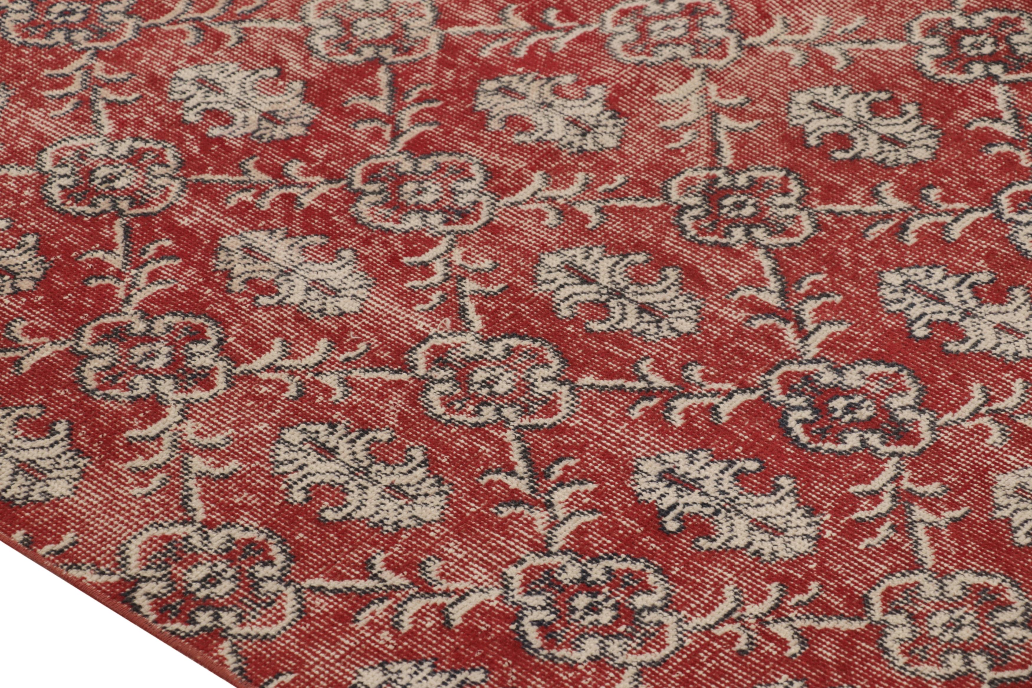 Vintage Distressed Rug, Rot mit weißen Blumengittern - Rug & Kilim im Zustand „Gut“ im Angebot in Long Island City, NY
