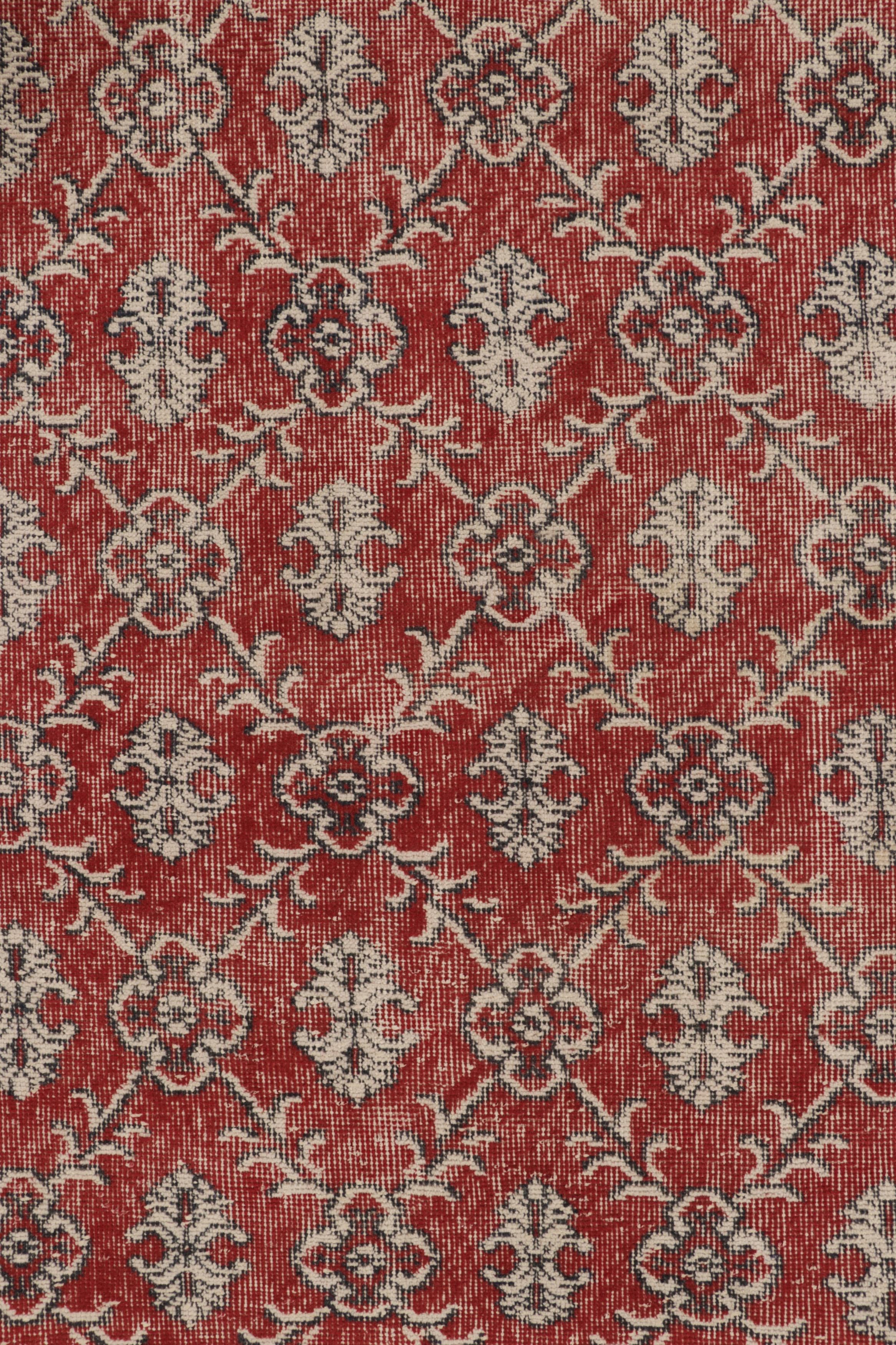 Vintage Distressed Rug, Rot mit weißen Blumengittern - Rug & Kilim (Mitte des 20. Jahrhunderts) im Angebot