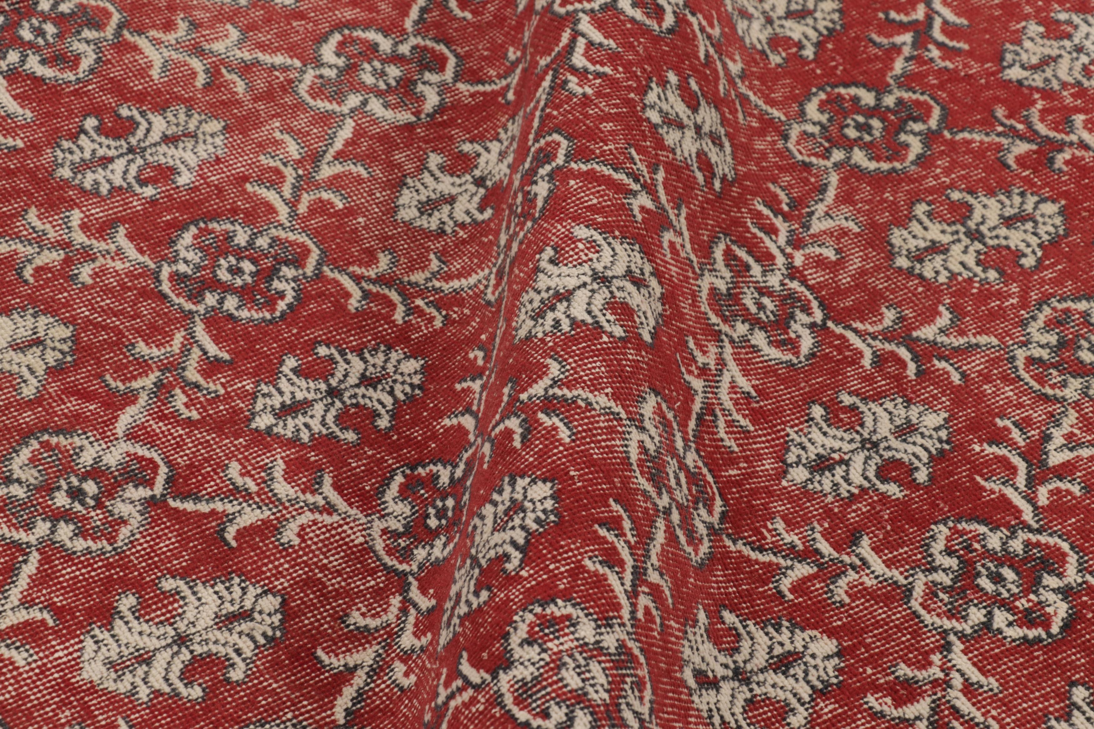 Vintage Distressed Rug, Rot mit weißen Blumengittern - Rug & Kilim (Wolle) im Angebot