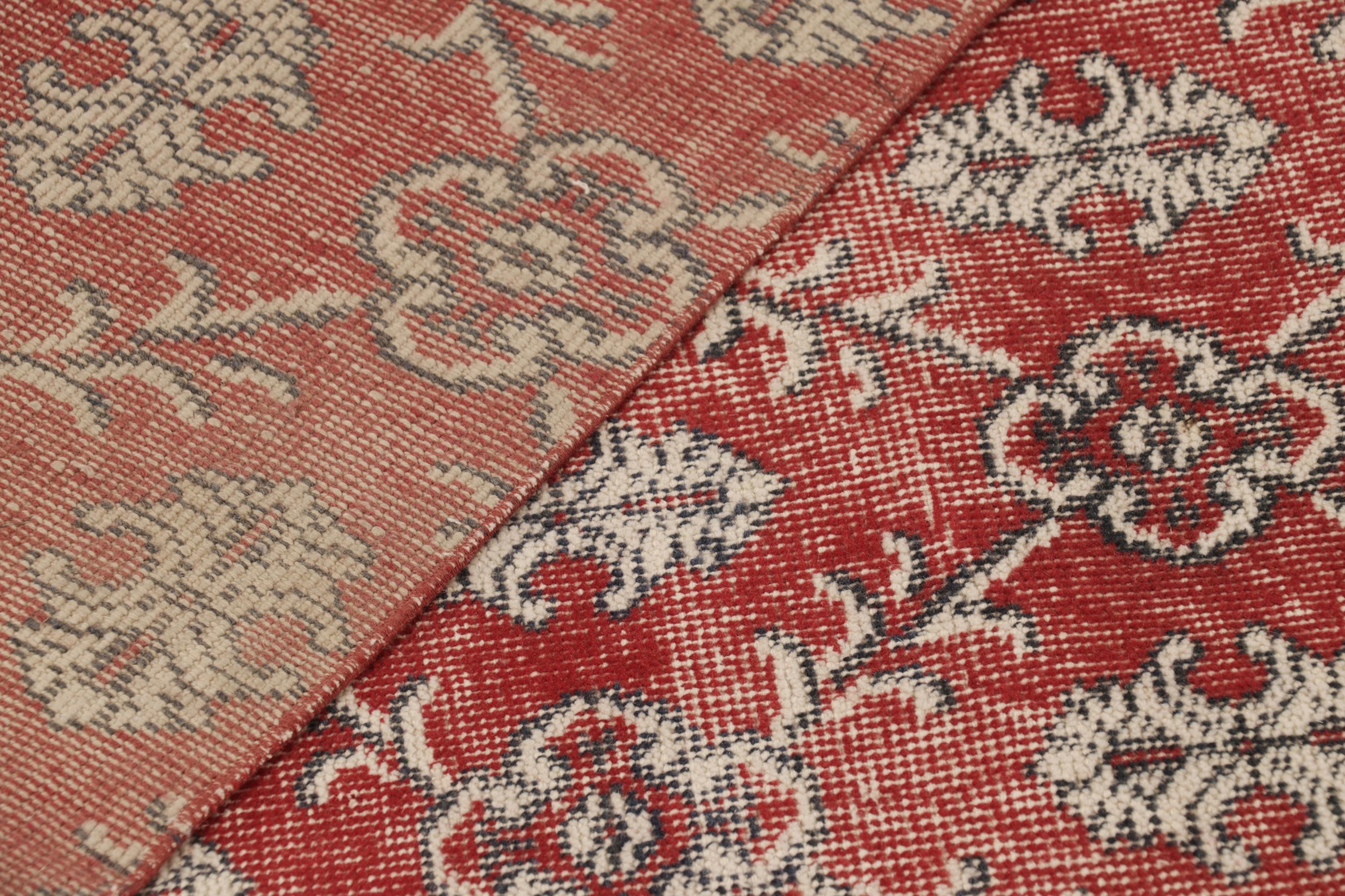 Vintage Distressed Rug, Rot mit weißen Blumengittern - Rug & Kilim im Angebot 1