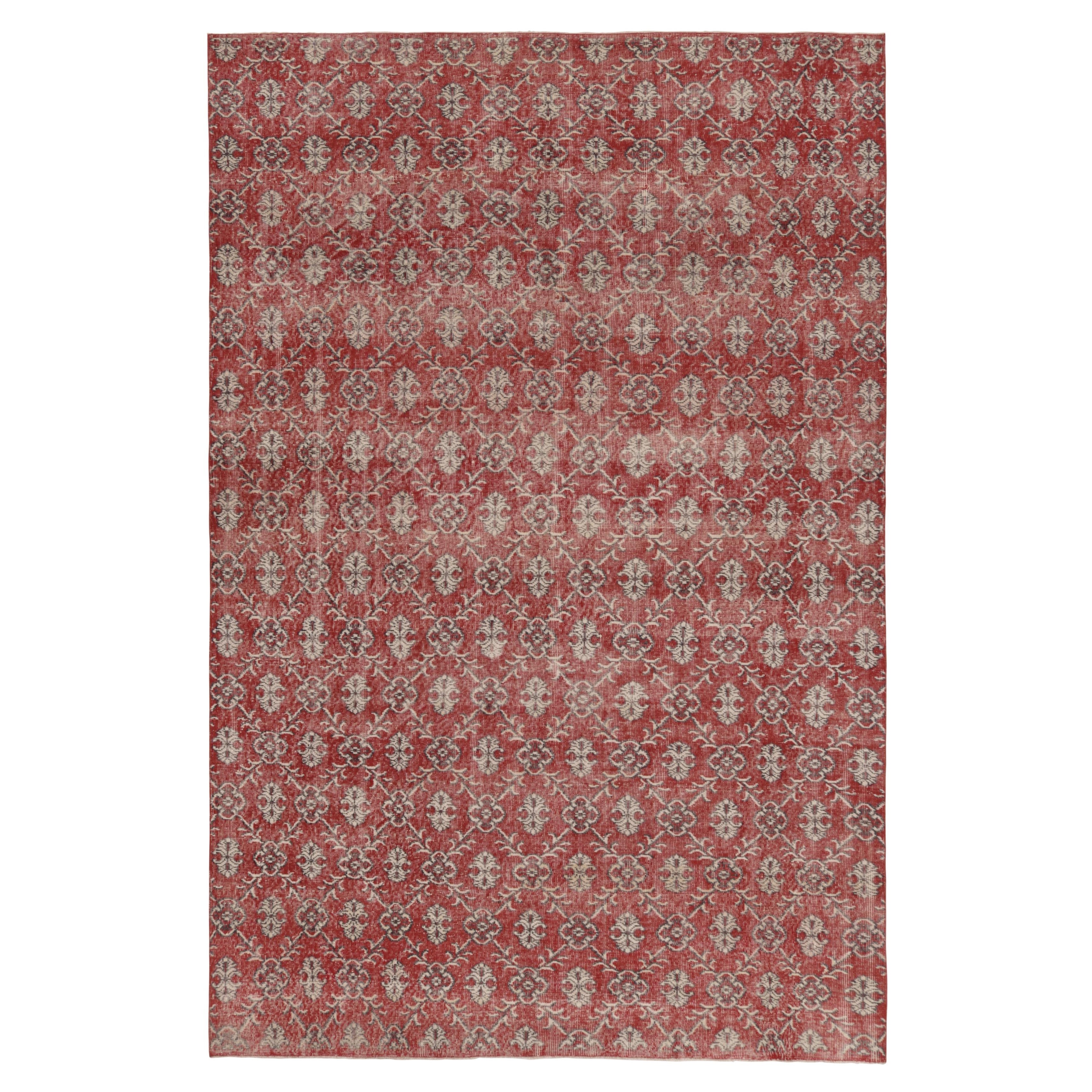Tappeto vintage con effetto distorto, rosso ricco e con reticoli floreali bianchi - Rug & Kilim