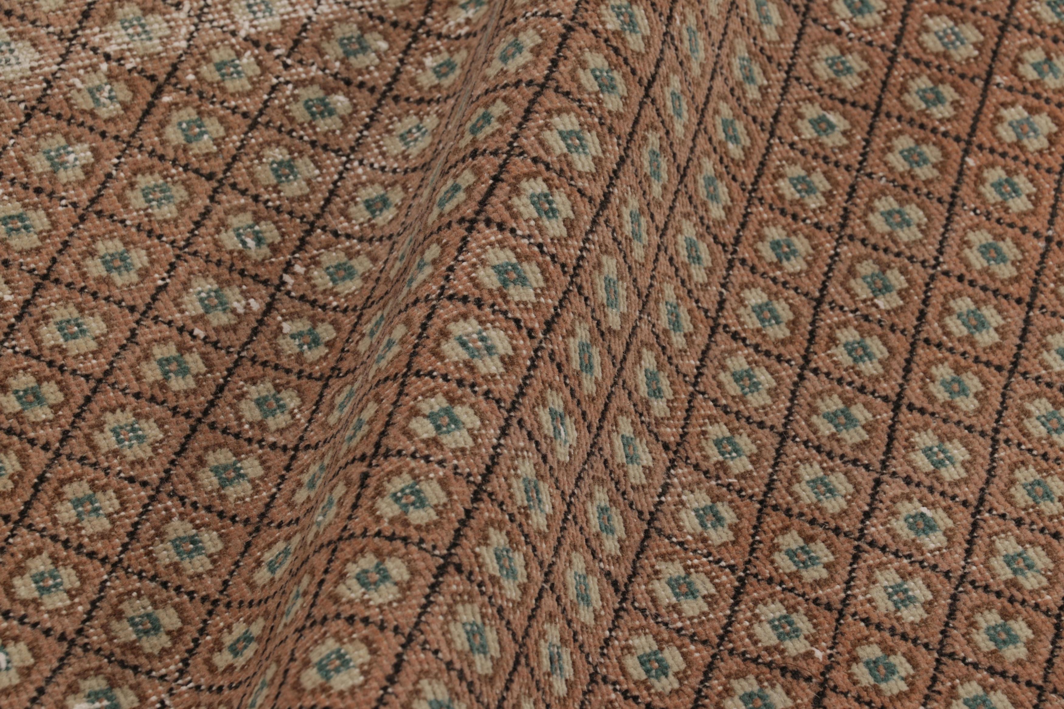 Vintage Distressed Rug, Rust-Beige Geometric Diamond Pattern - Rug & Kilim In Good Condition For Sale In Long Island City, NY