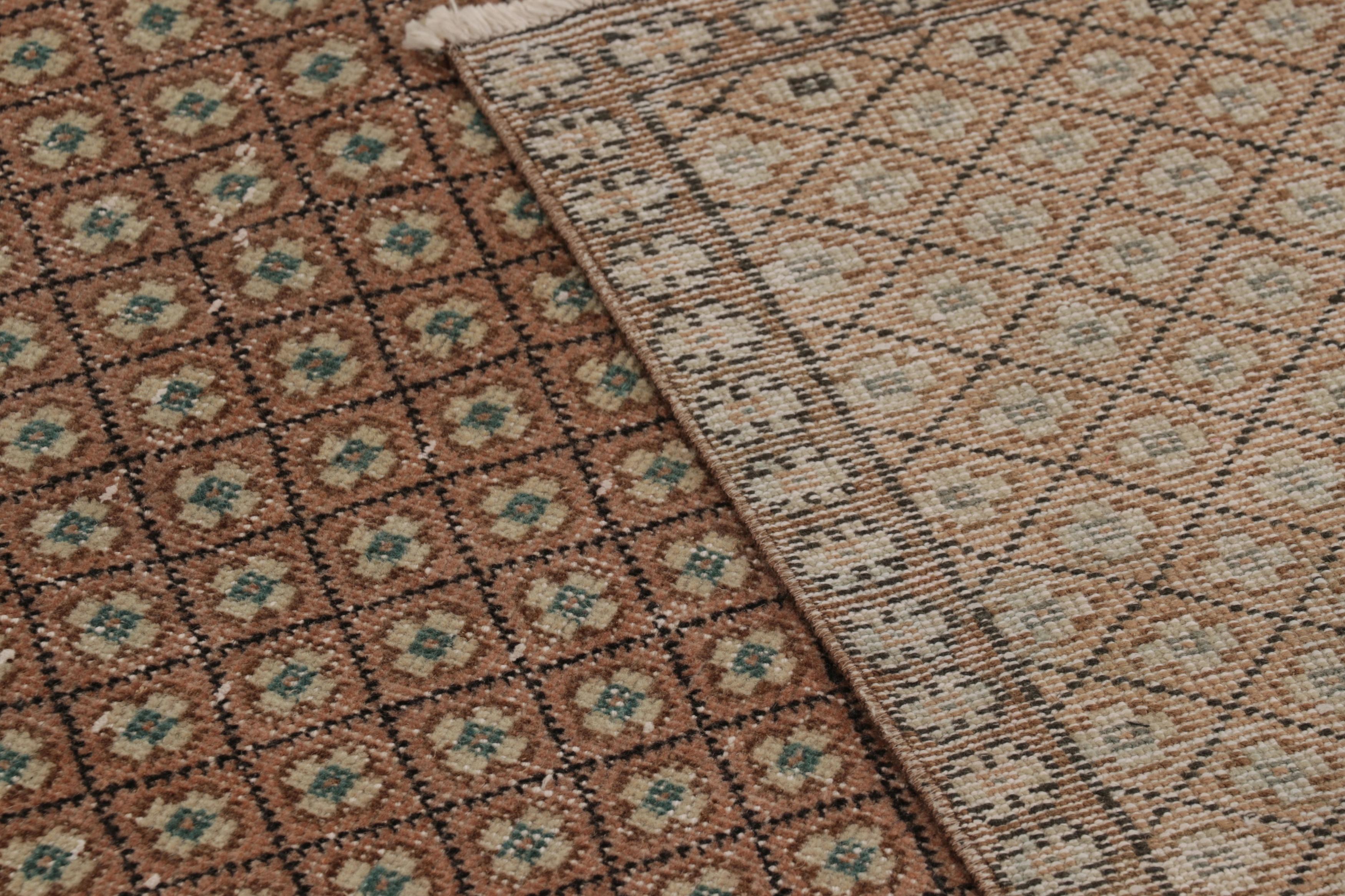 Mid-17th Century Vintage Distressed Rug, Rust-Beige Geometric Diamond Pattern - Rug & Kilim For Sale