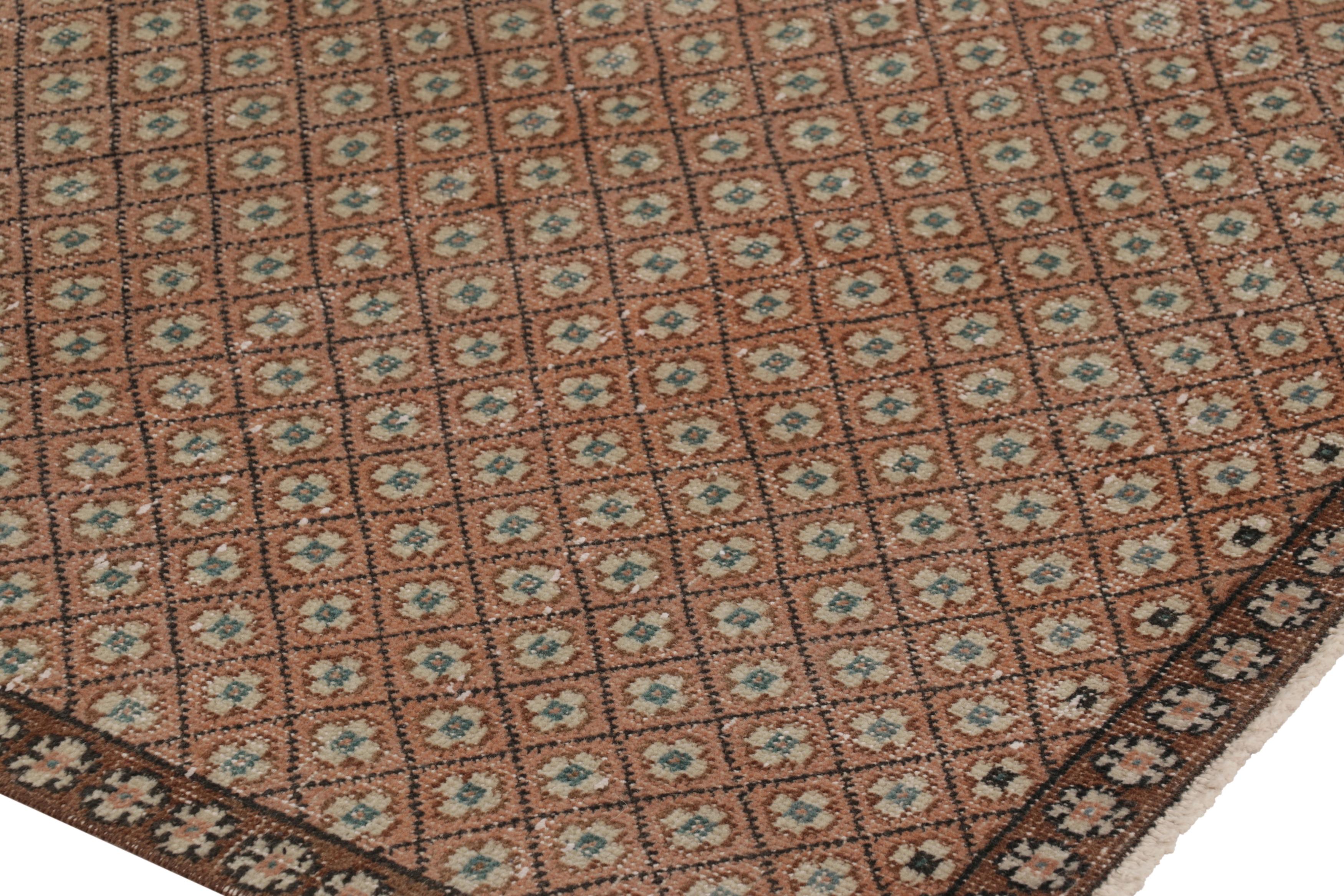 Vintage Distressed Rug, Rust-Beige Geometric Diamond Pattern - Rug & Kilim For Sale 1