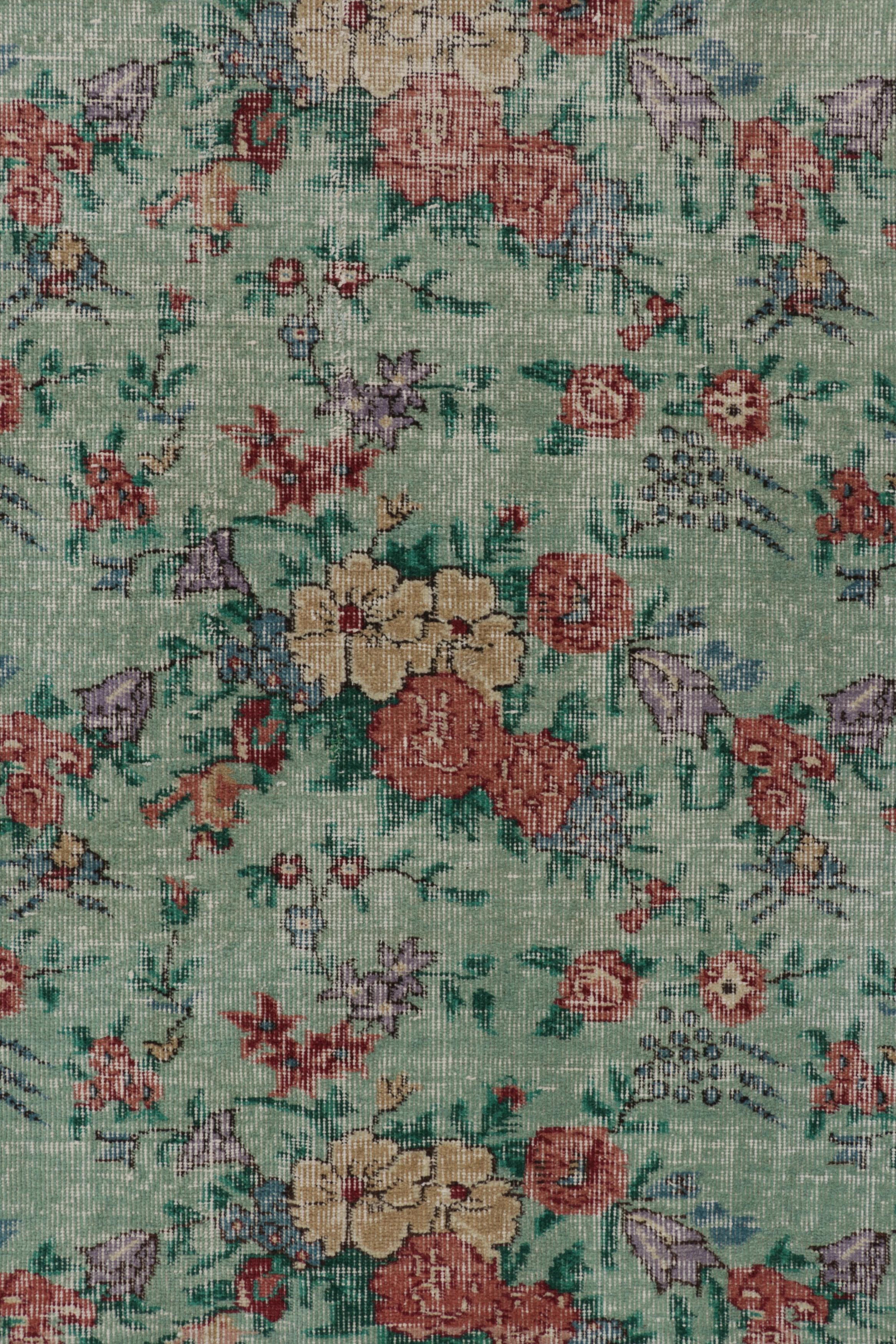 Dieser Vintage-Teppich ist ein 7x10 türkischen notleidenden Stück, mit handgeknüpfter Wolle circa Mitte des 20. Jahrhunderts gemacht. Er ist eine aufregende neue Ergänzung zu unserer Kollektion von türkischen Teppichen im Used-Look.

Über das