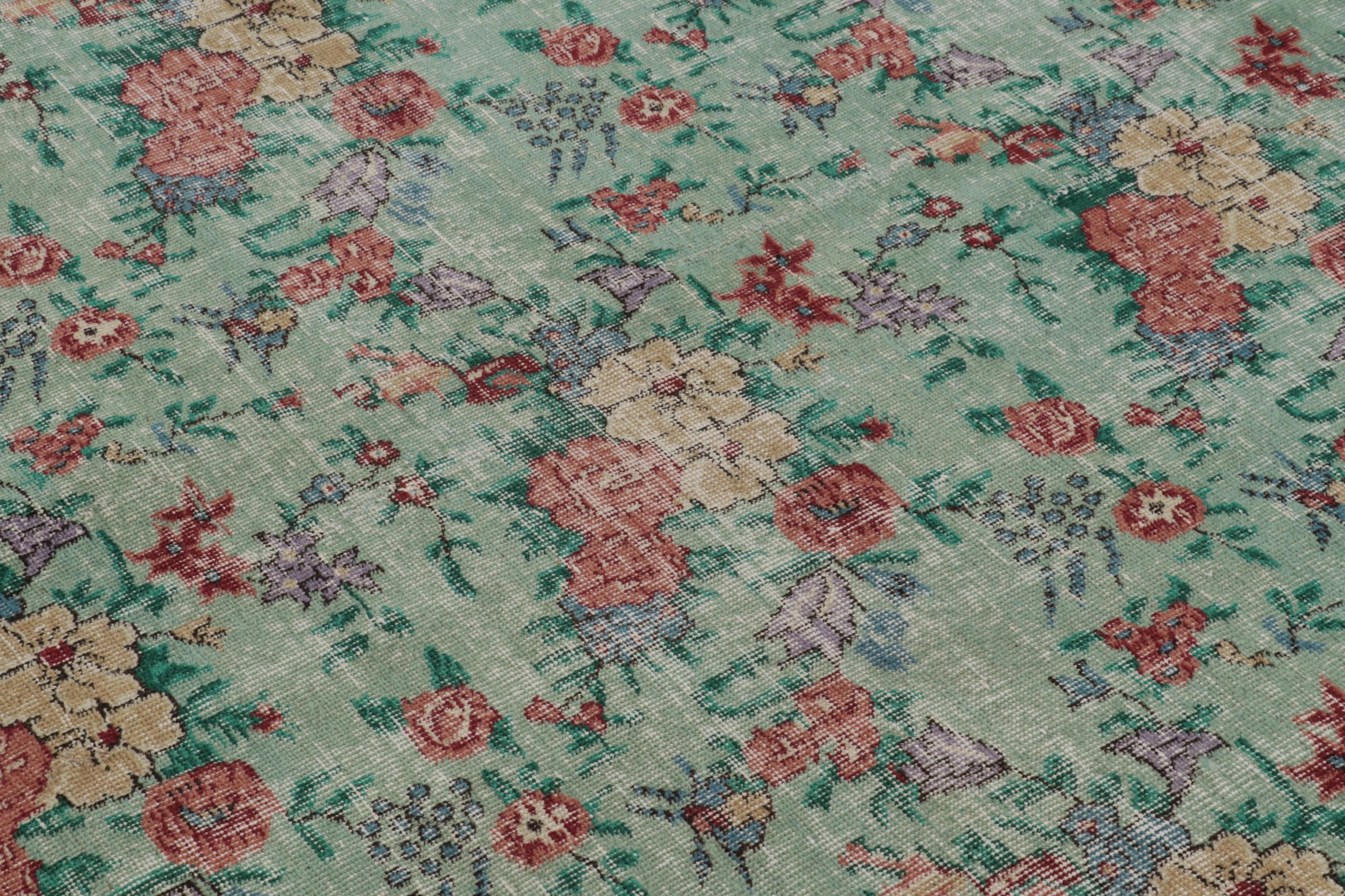 Vintage Distressed Teppich, weiches Sage und rotes florales Allover-Muster - Rug & Kilim (Türkisch) im Angebot