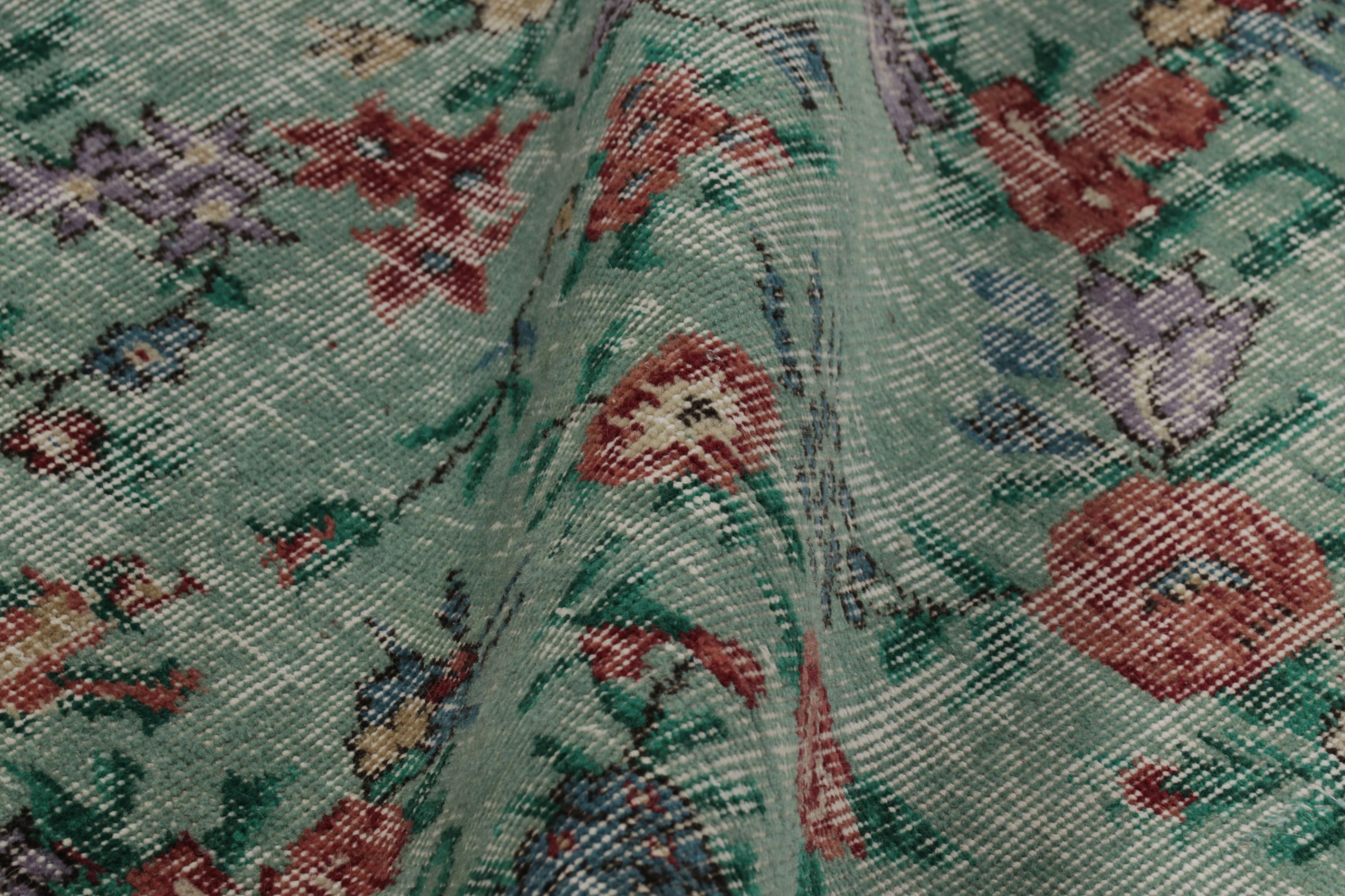 Vintage Distressed Teppich, weiches Sage und rotes florales Allover-Muster - Rug & Kilim (Handgeknüpft) im Angebot