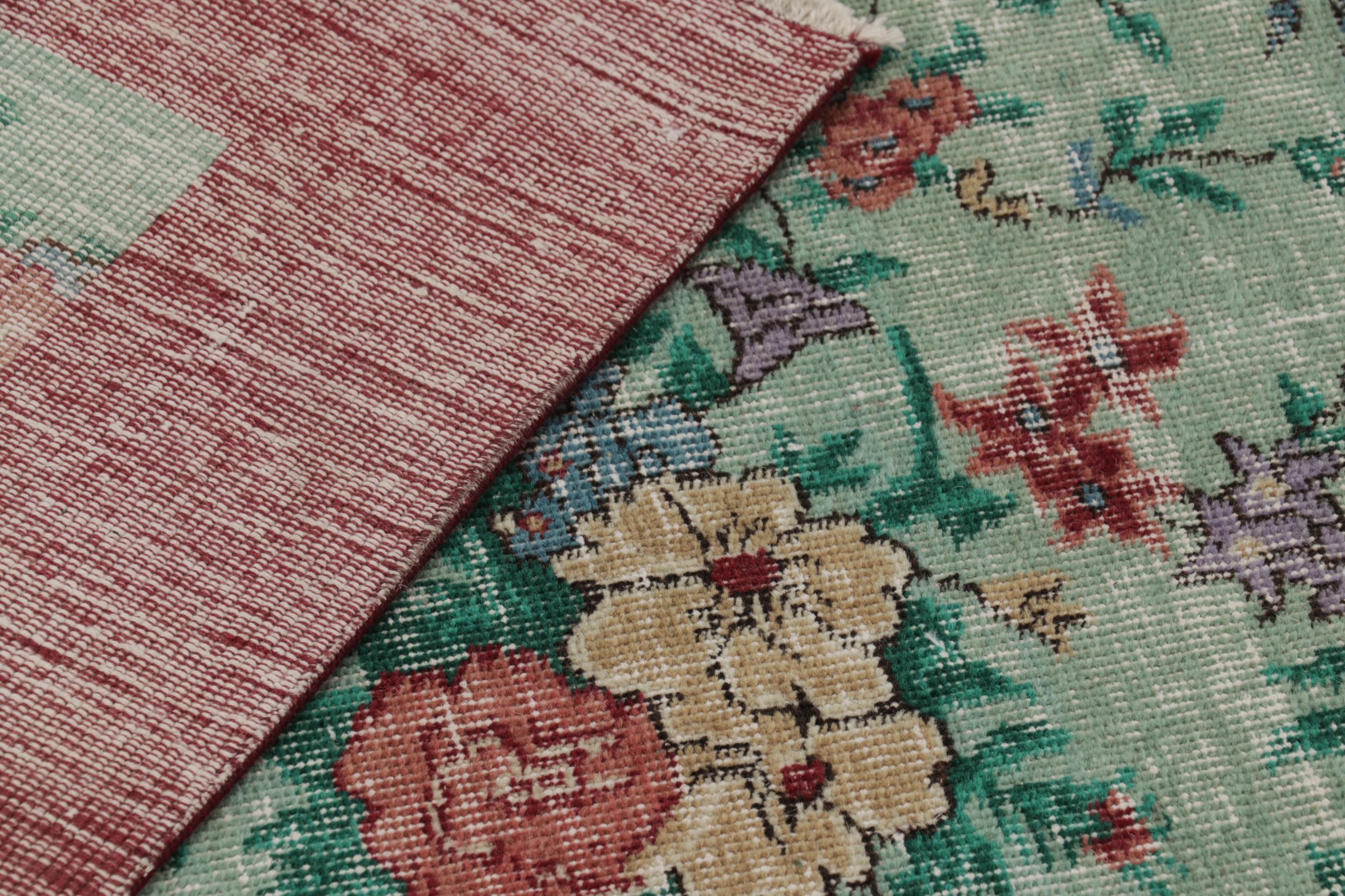 Vintage Distressed Teppich, weiches Sage und rotes florales Allover-Muster - Rug & Kilim im Zustand „Gut“ im Angebot in Long Island City, NY
