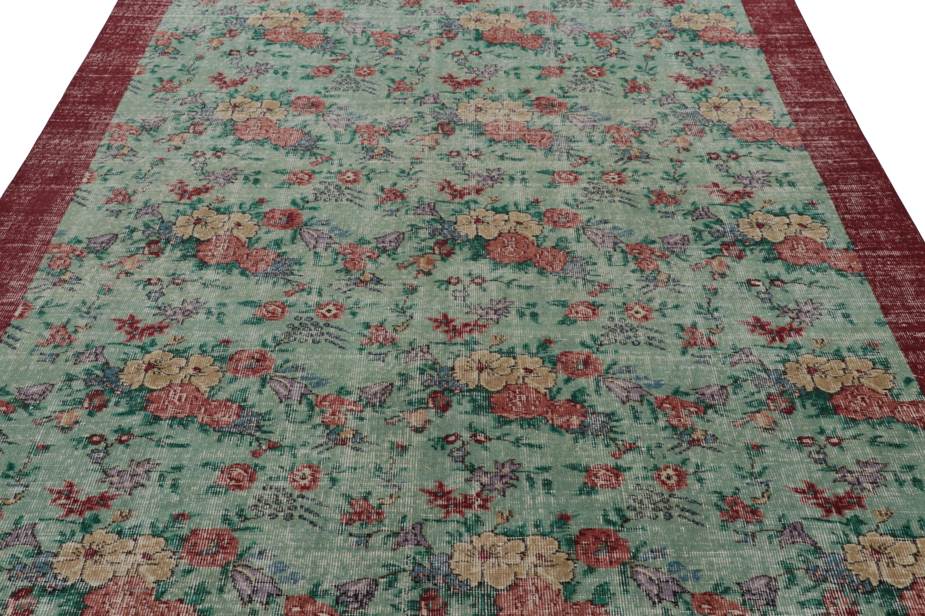 Vintage Distressed Teppich, weiches Sage und rotes florales Allover-Muster - Rug & Kilim (Mitte 17. Jahrhundert) im Angebot