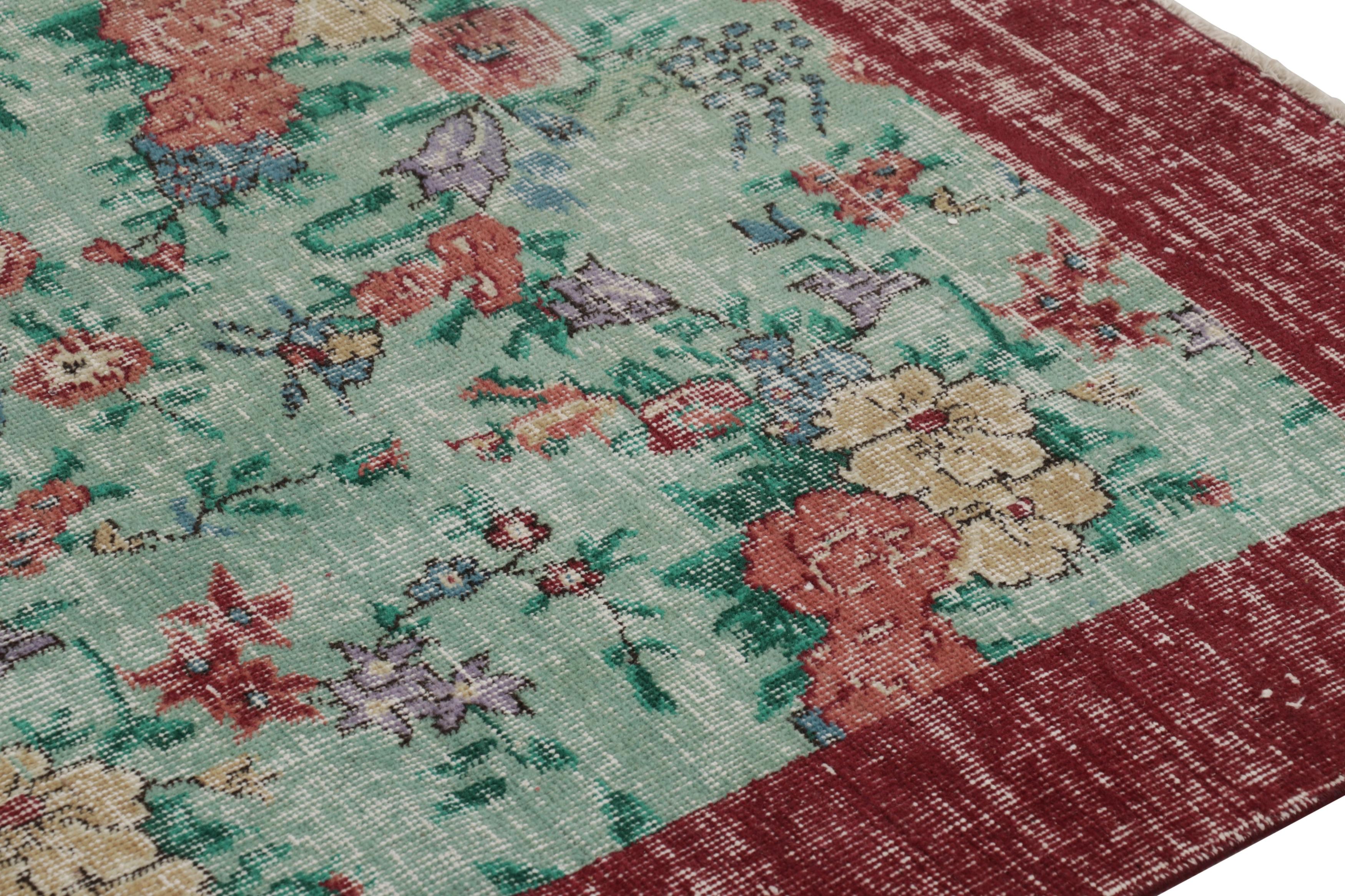 Vintage Distressed Teppich, weiches Sage und rotes florales Allover-Muster - Rug & Kilim (Wolle) im Angebot