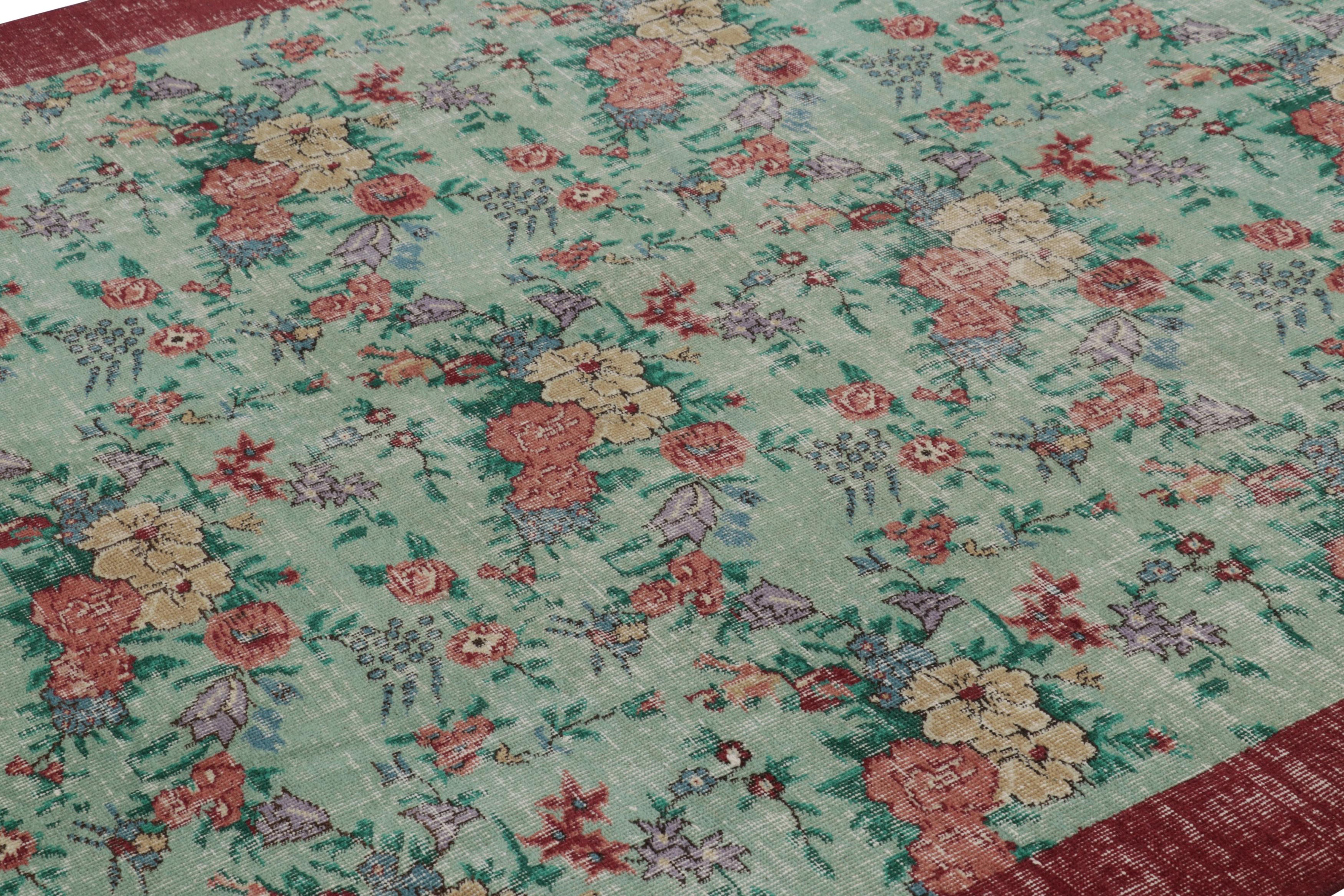 Vintage Distressed Teppich, weiches Sage und rotes florales Allover-Muster - Rug & Kilim im Angebot 1