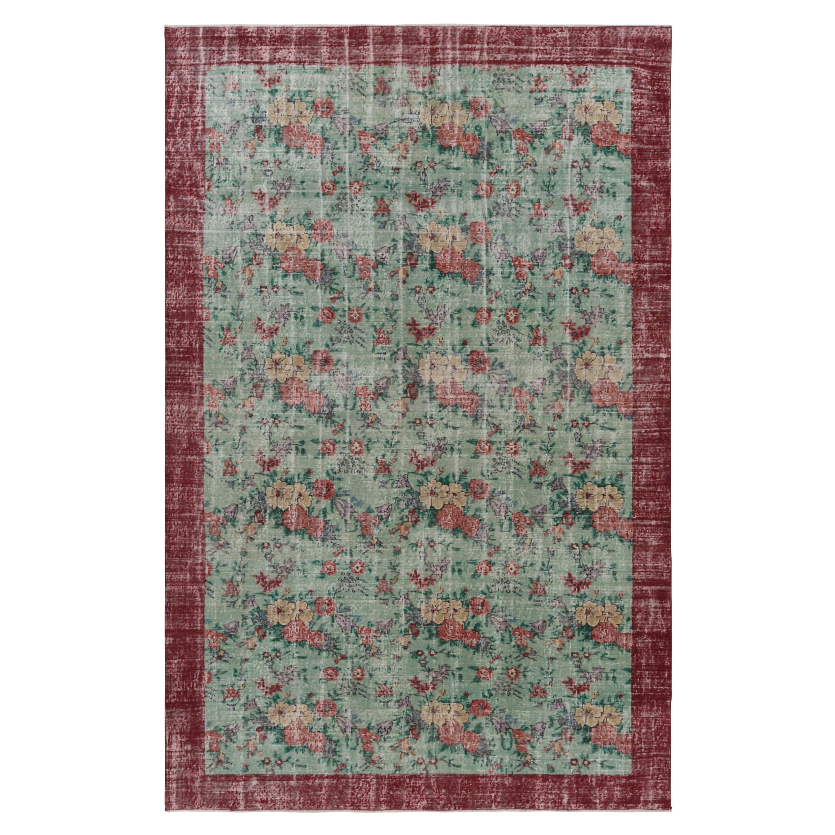 Vintage Distressed Teppich, weiches Sage und rotes florales Allover-Muster - Rug & Kilim