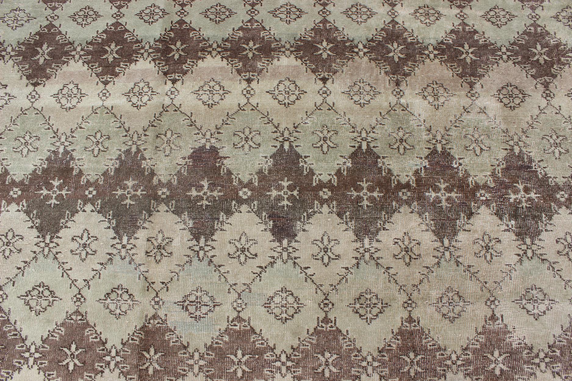 Lana Tappeto vintage invecchiato con design moderno a diamante in tonalità terra e neutre in vendita