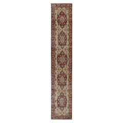 Runner vintage invecchiato in beige con medaglioni rossi e verdi - by Rug & Kilim