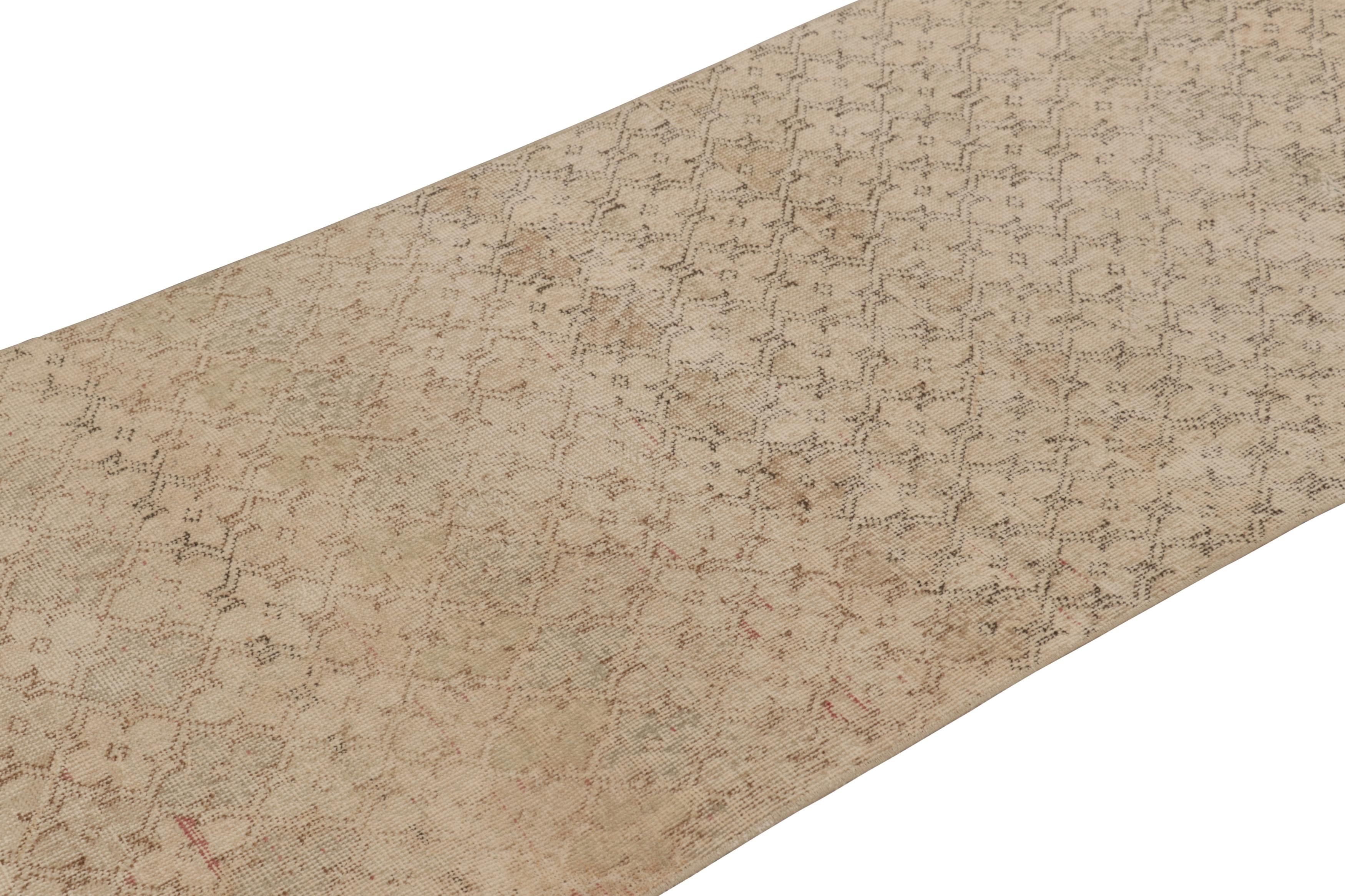 Dieser Vintage-Läufer ist ein 3x8 türkischen notleidenden Stück, mit handgeknüpfter Wolle circa Mitte des 20. Jahrhunderts gemacht. Er ist ein aufregender Neuzugang in unserer Kollektion von türkischen Läufern in Notlage.

Über das Design: